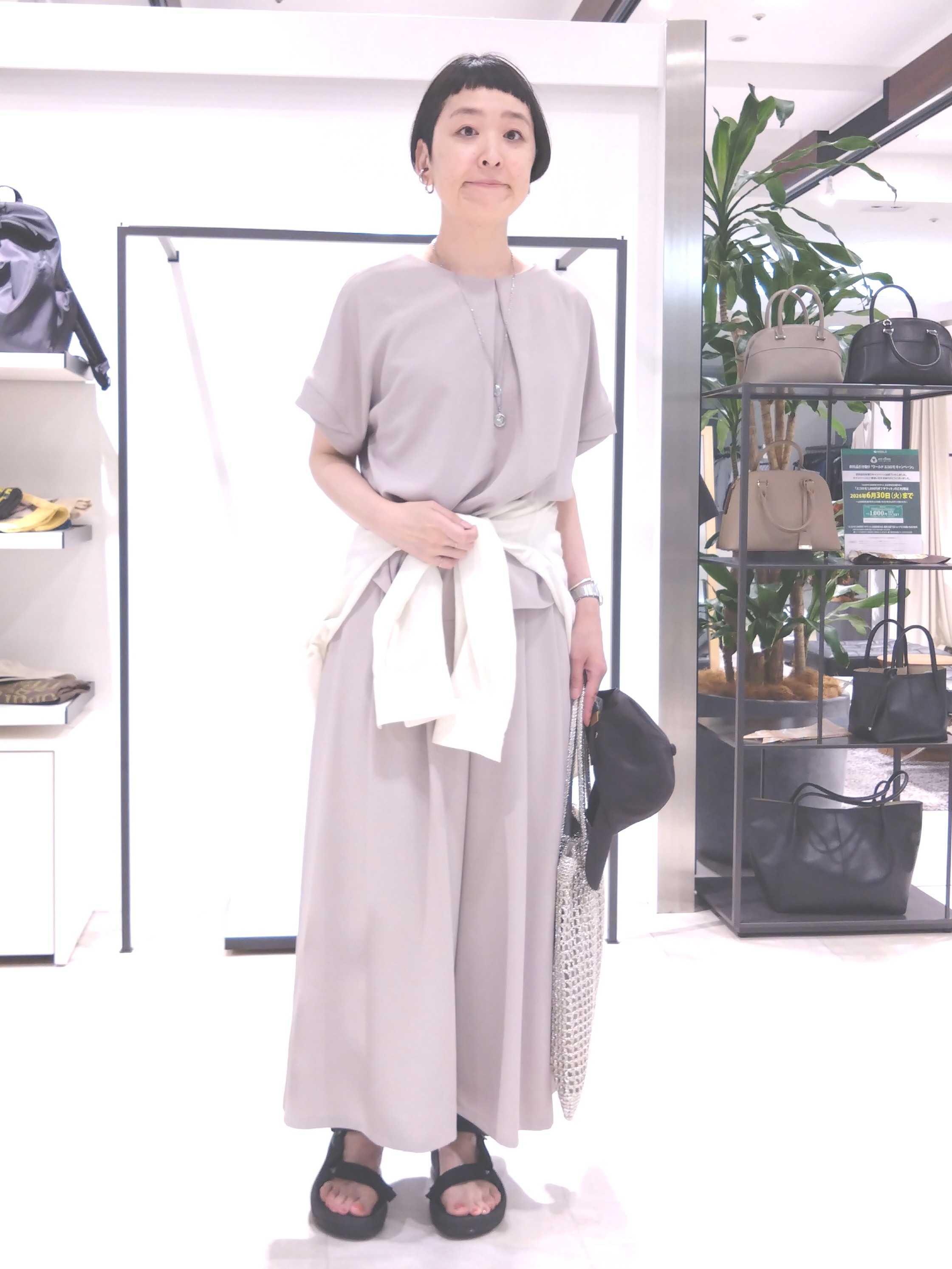 まちこさんの「UNTITLED｜【前後2WAY/はっ水/セットアップ可】リラクシーフレンチスリーブブラウス」を使ったコーディネート