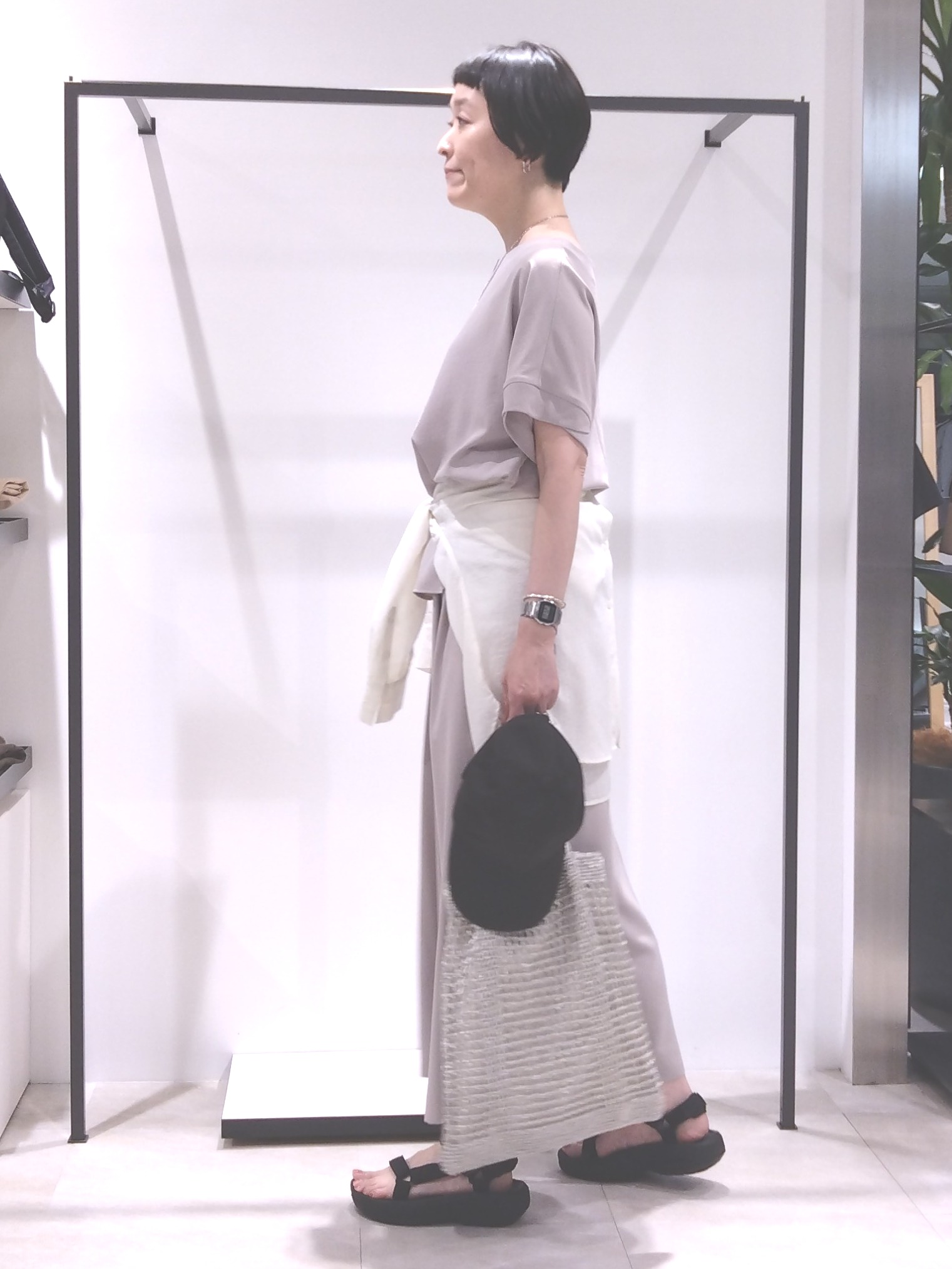 まちこさんの「UNTITLED｜【前後2WAY/はっ水/セットアップ可】リラクシーフレンチスリーブブラウス」を使ったコーディネート