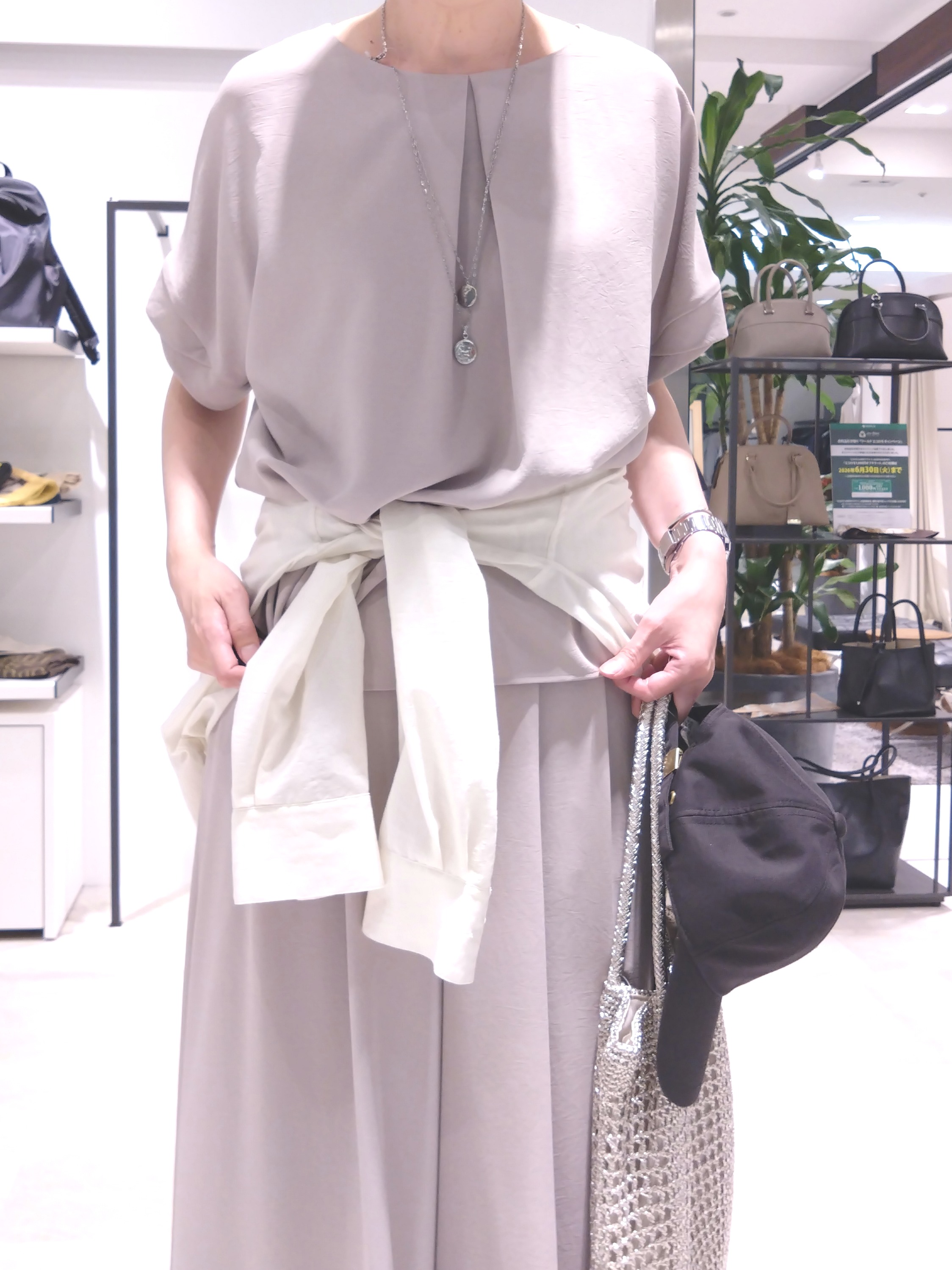 まちこさんの「UNTITLED｜【前後2WAY/はっ水/セットアップ可】リラクシーフレンチスリーブブラウス」を使ったコーディネート
