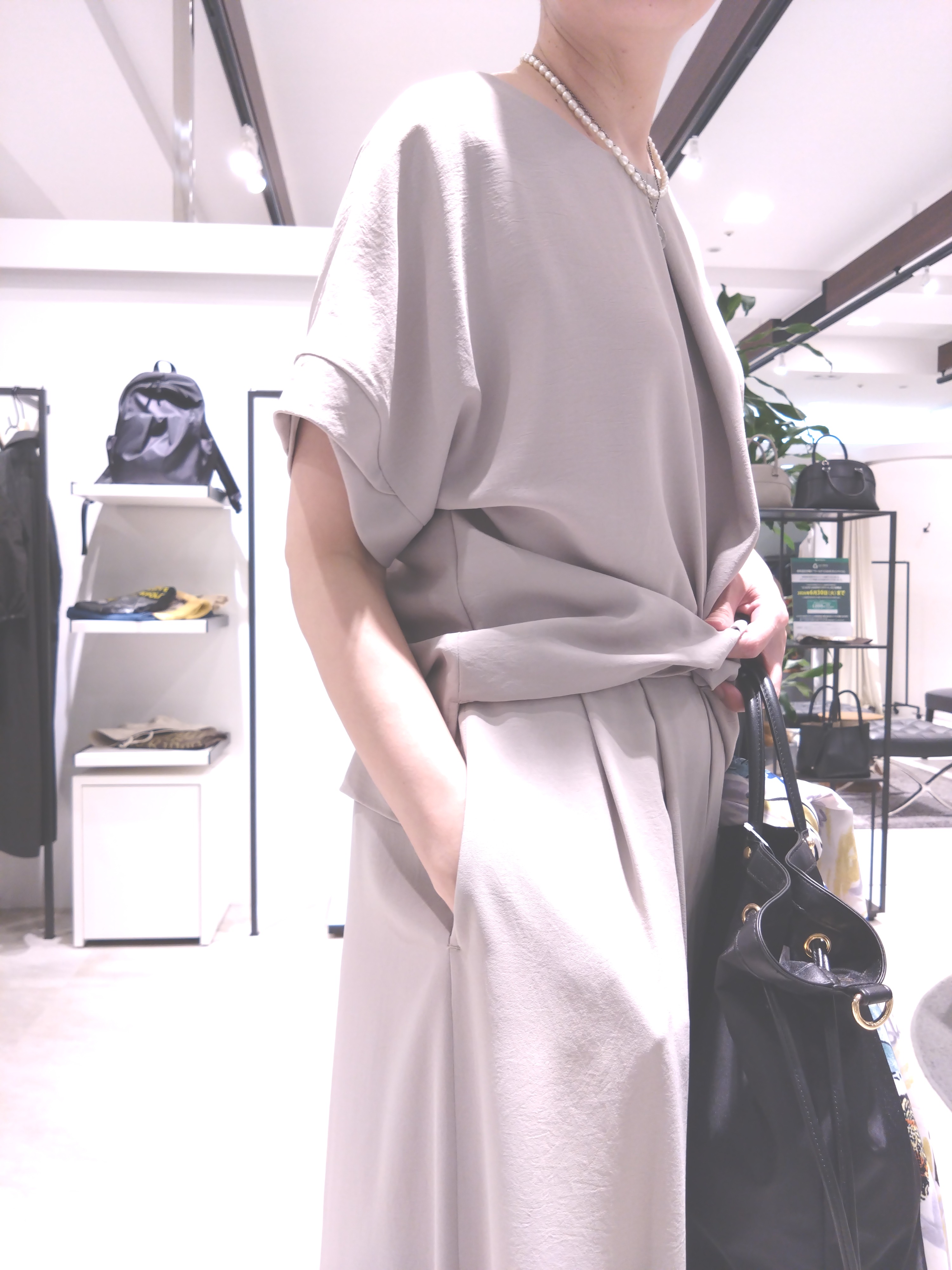 まちこさんの「UNTITLED｜【前後2WAY/はっ水/セットアップ可】リラクシーフレンチスリーブブラウス」を使ったコーディネート