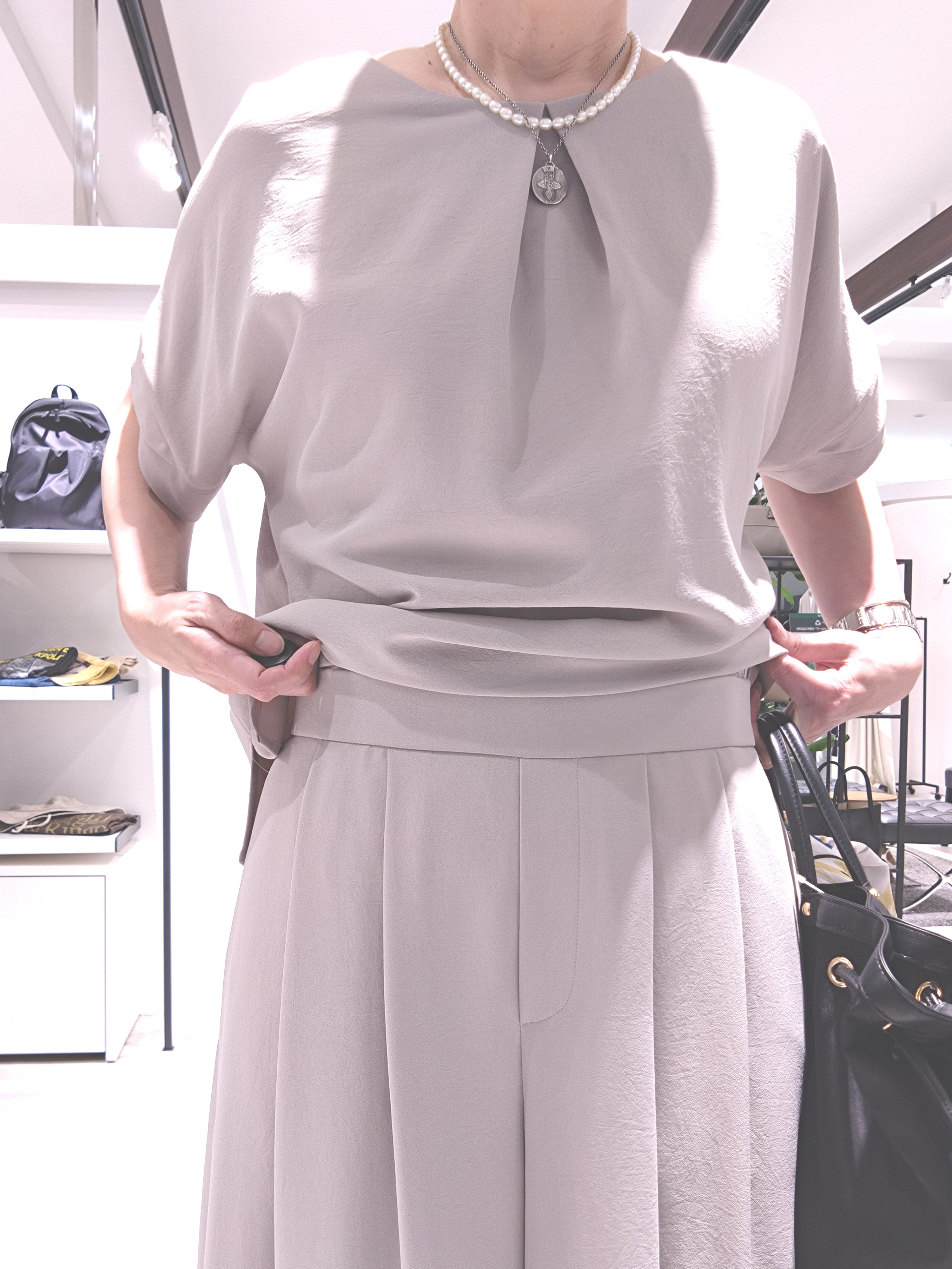 まちこさんの「UNTITLED｜【前後2WAY/はっ水/セットアップ可】リラクシーフレンチスリーブブラウス」を使ったコーディネート