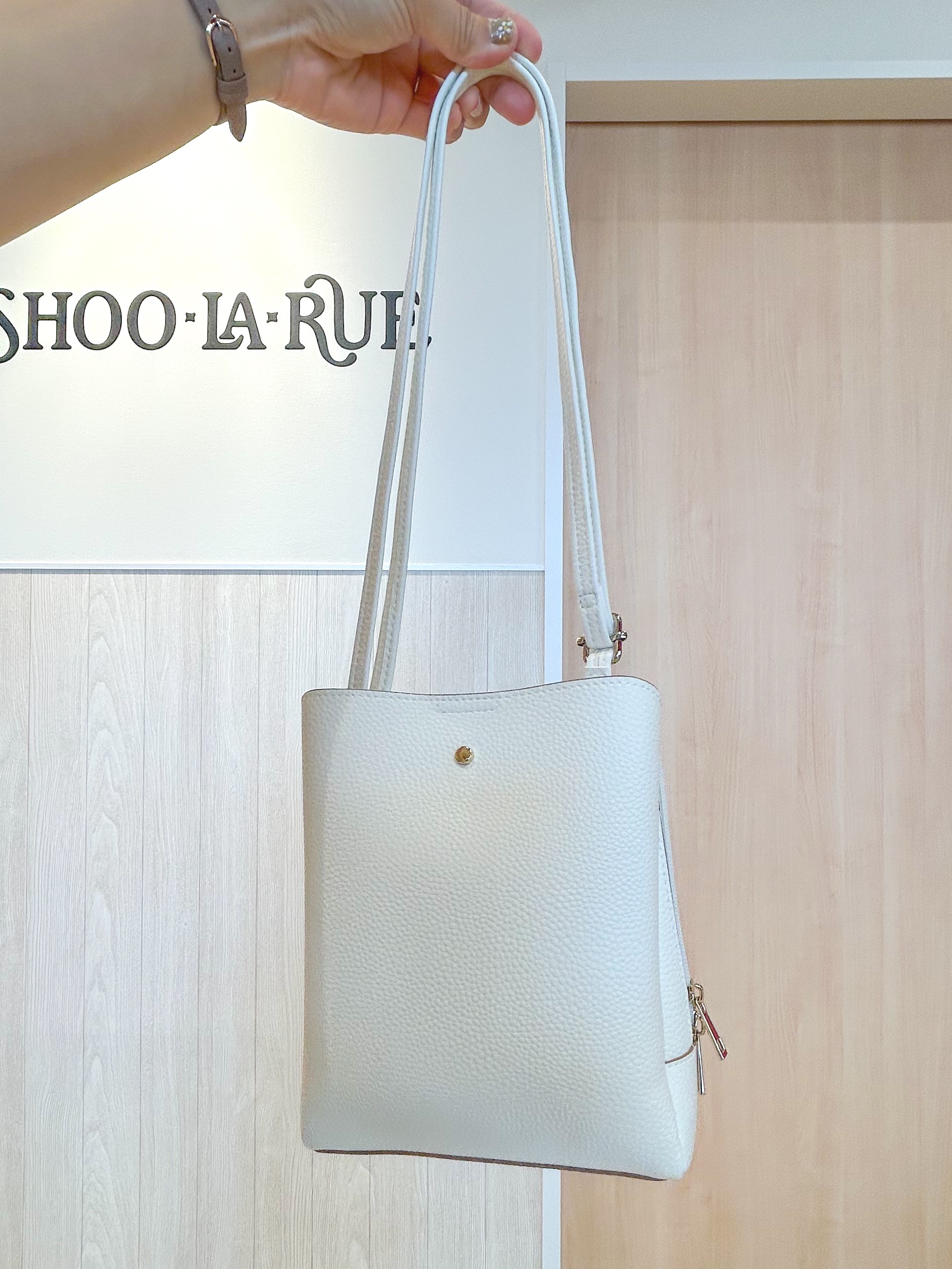 tomoさんの「SHOO･LA･RUE｜【前後2WAY/S-LL/洗濯機可】インしない リボンがアクセント ウエストタックブラウス」を使ったコーディネート