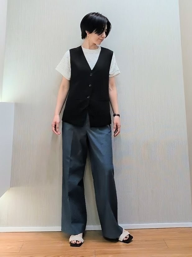 ミズタさんの「UNTITLED｜【セットアップ可/接触冷感/通気性】ドライシアーVネックジレ」を使ったコーディネート