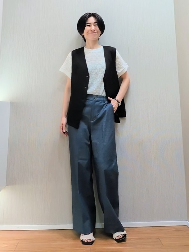 ミズタさんの「UNTITLED｜【セットアップ可/接触冷感/通気性】ドライシアーVネックジレ」を使ったコーディネート