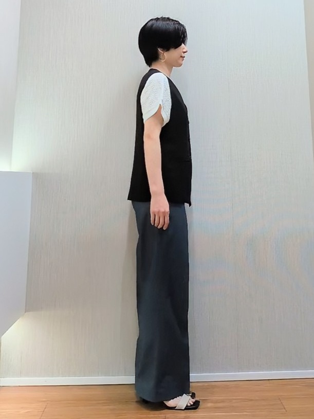 ミズタさんの「UNTITLED｜【セットアップ可/接触冷感/通気性】ドライシアーVネックジレ」を使ったコーディネート