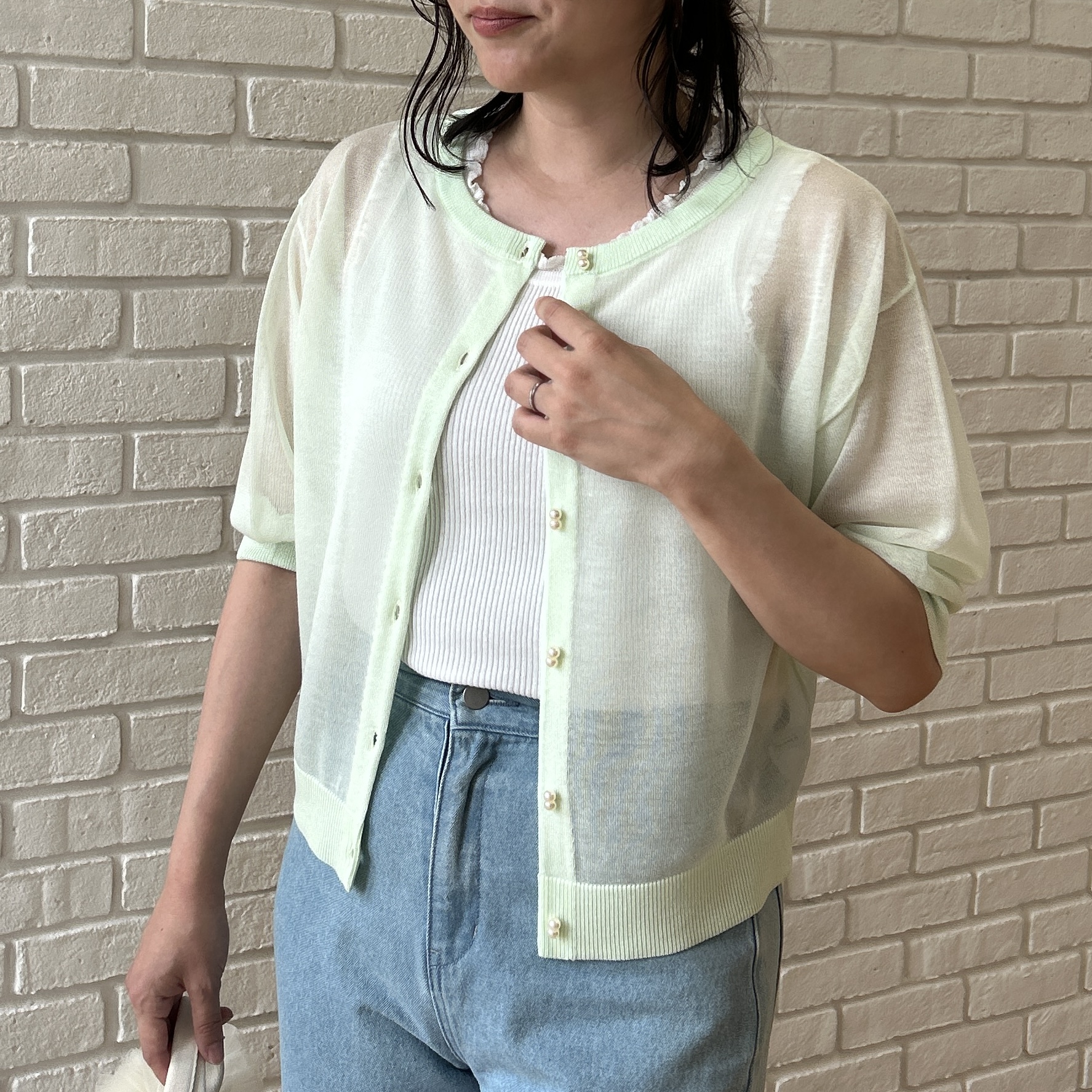 shinoさんの「Couture brooch｜【前後2WAY・洗える】愛され5分袖シアーカーディガン」を使ったコーディネート
