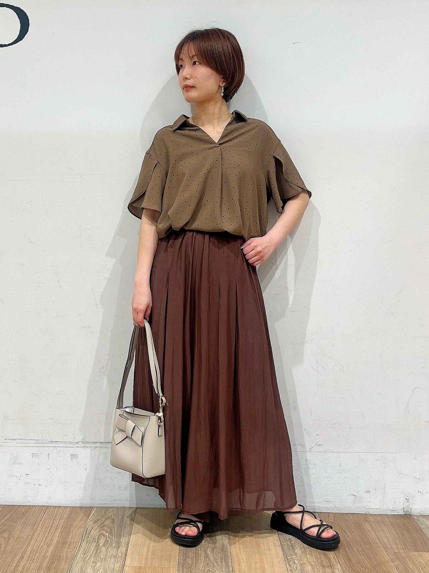 山さんさんの「grove｜【洗濯機◎】さらっと着映える、バックデザインブラウス」を使ったコーディネート