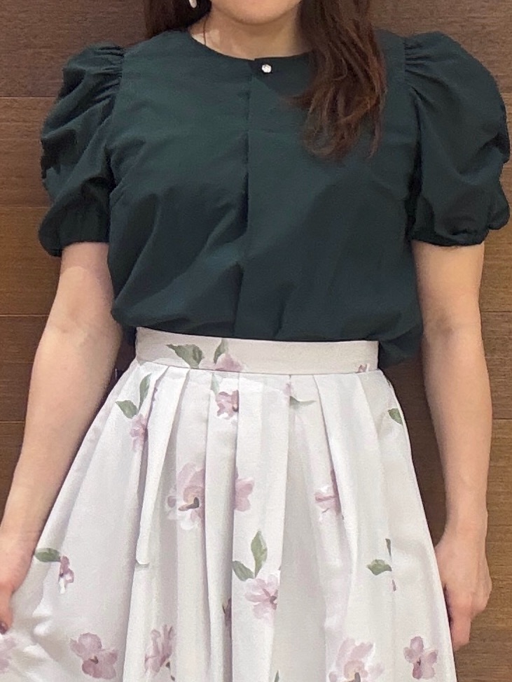 maichiさんの「OPAQUE.CLIP｜【接触冷感／防シワ】シャーリングスリーブブラウス《洗濯機OK》」を使ったコーディネート