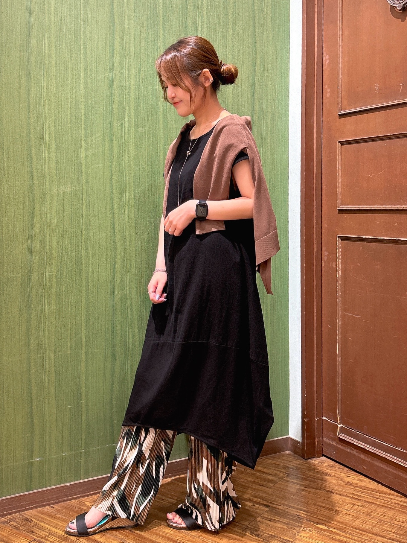 かおりさんの「SHOO･LA･RUE｜【ひんやり/洗濯機可/S-LL】オンにもオフにも マルチに使えるボタンレスカーディガン」を使ったコーディネート