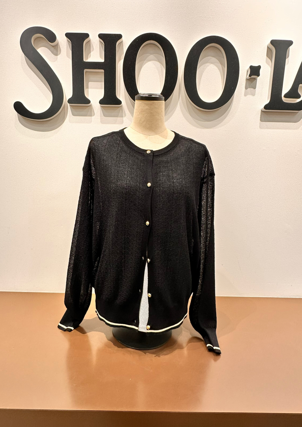 Yossyさんの「SHOO･LA･RUE｜【S-LL/洗濯機可】さらっとタッチ ほんのりシアーカーディガン」を使ったコーディネート