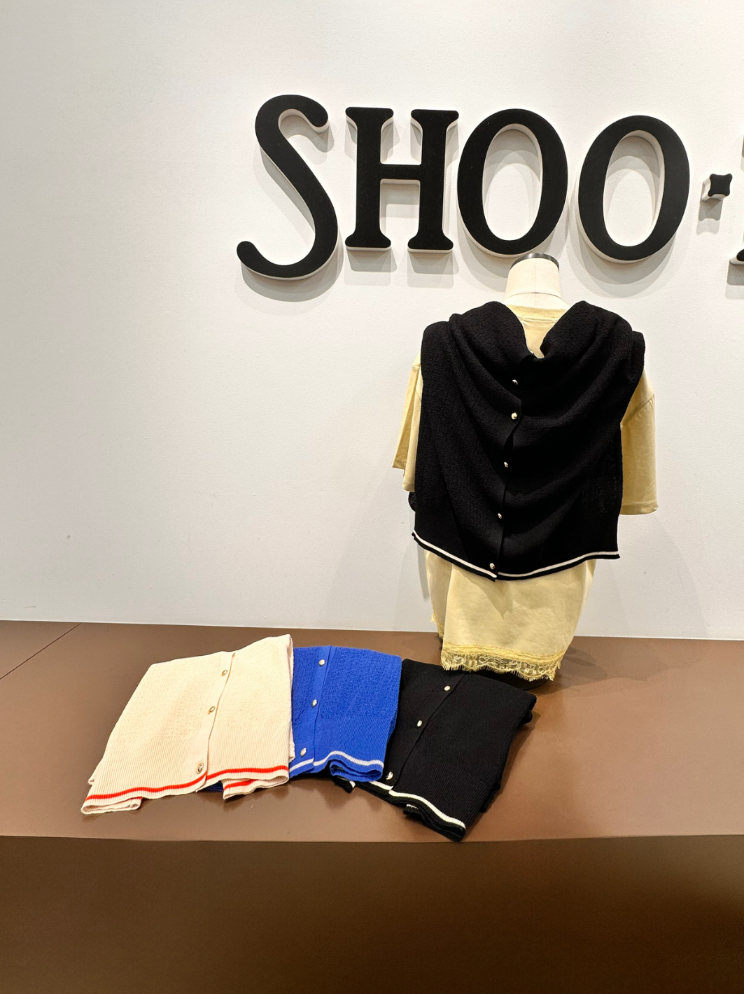 Yossyさんの「SHOO･LA･RUE｜【S-LL/洗濯機可】さらっとタッチ ほんのりシアーカーディガン」を使ったコーディネート