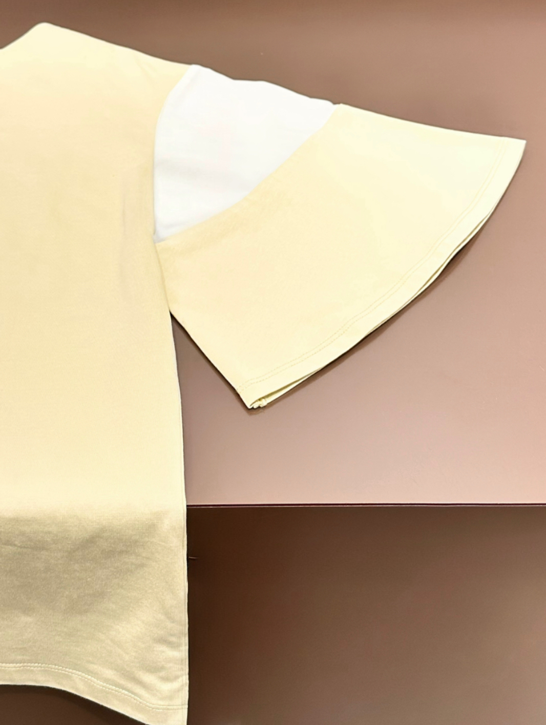 Yossyさんの「SHOO･LA･RUE｜【ひんやり/S-LL/体型カバー】フレアスリーブで二の腕を自然にカバー 浅VネックTシャツ」を使ったコーディネート