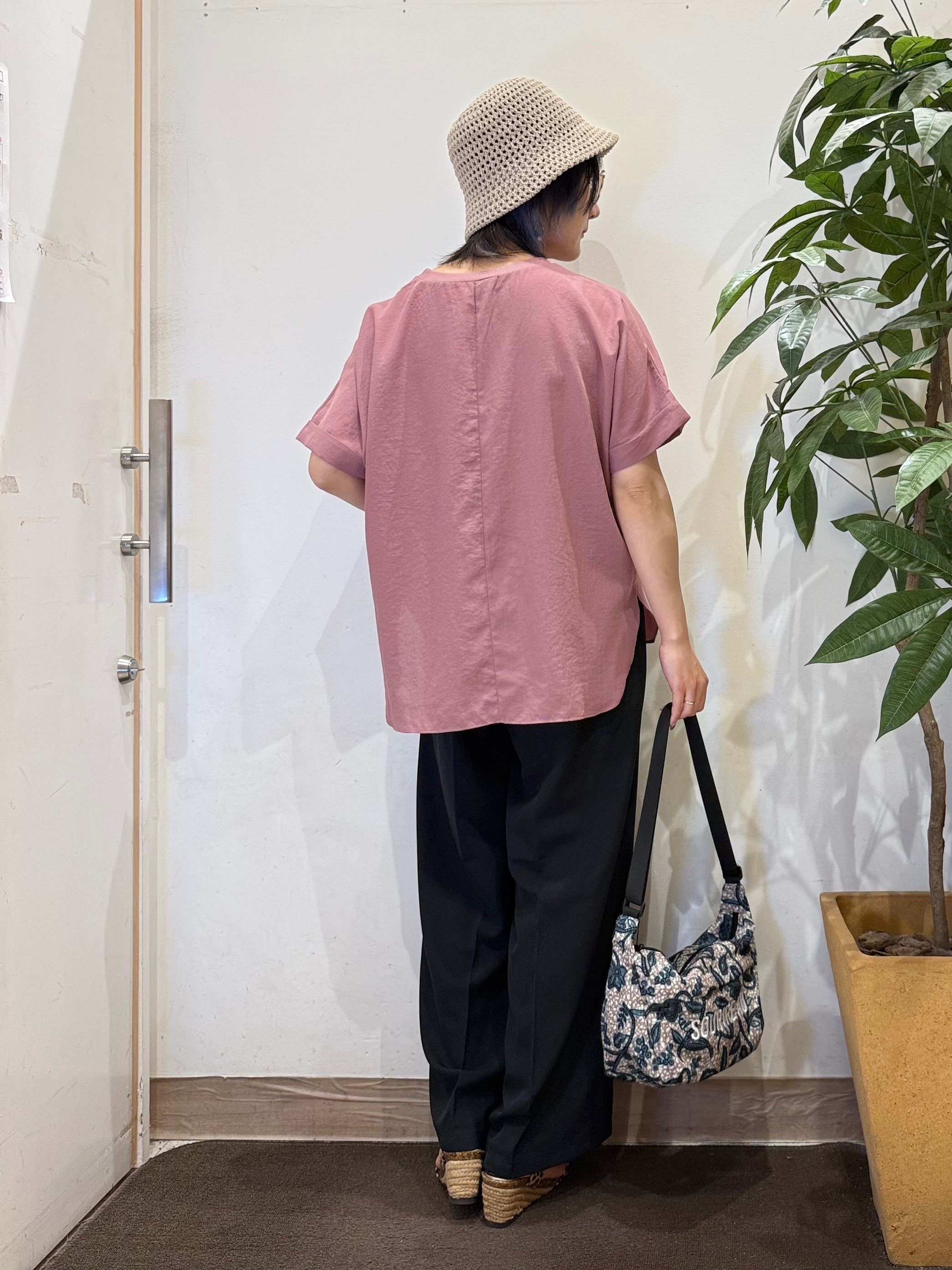 misakiさんの「SHOO･LA･RUE｜【ひんやり/着丈選べる/体型カバー】洗濯後しわになりにくい さらさらドルマンブラウス」を使ったコーディネート