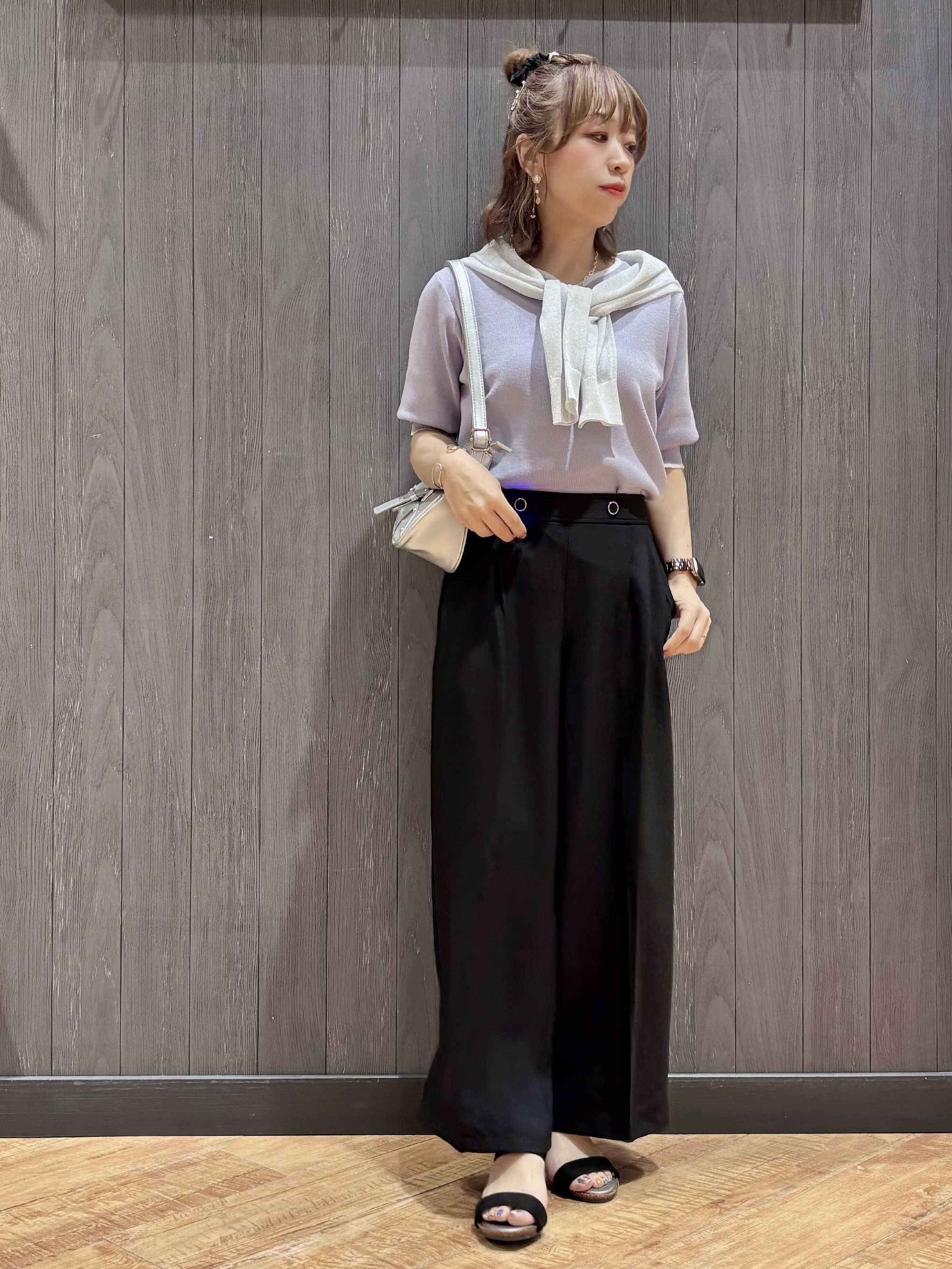 meiさんの「SHOO･LA･RUE｜【洗濯機可/UV/5分袖】ハートネックでお顔周りすっきり バイカラーニット」を使ったコーディネート
