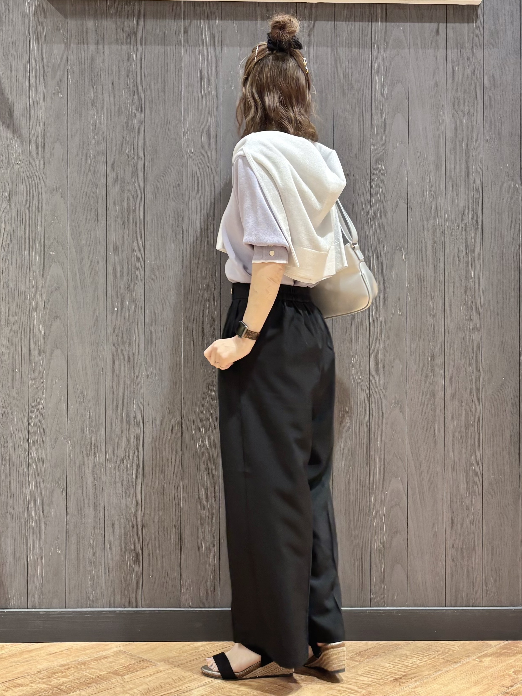 meiさんの「SHOO･LA･RUE｜【洗濯機可/UV/5分袖】ハートネックでお顔周りすっきり バイカラーニット」を使ったコーディネート
