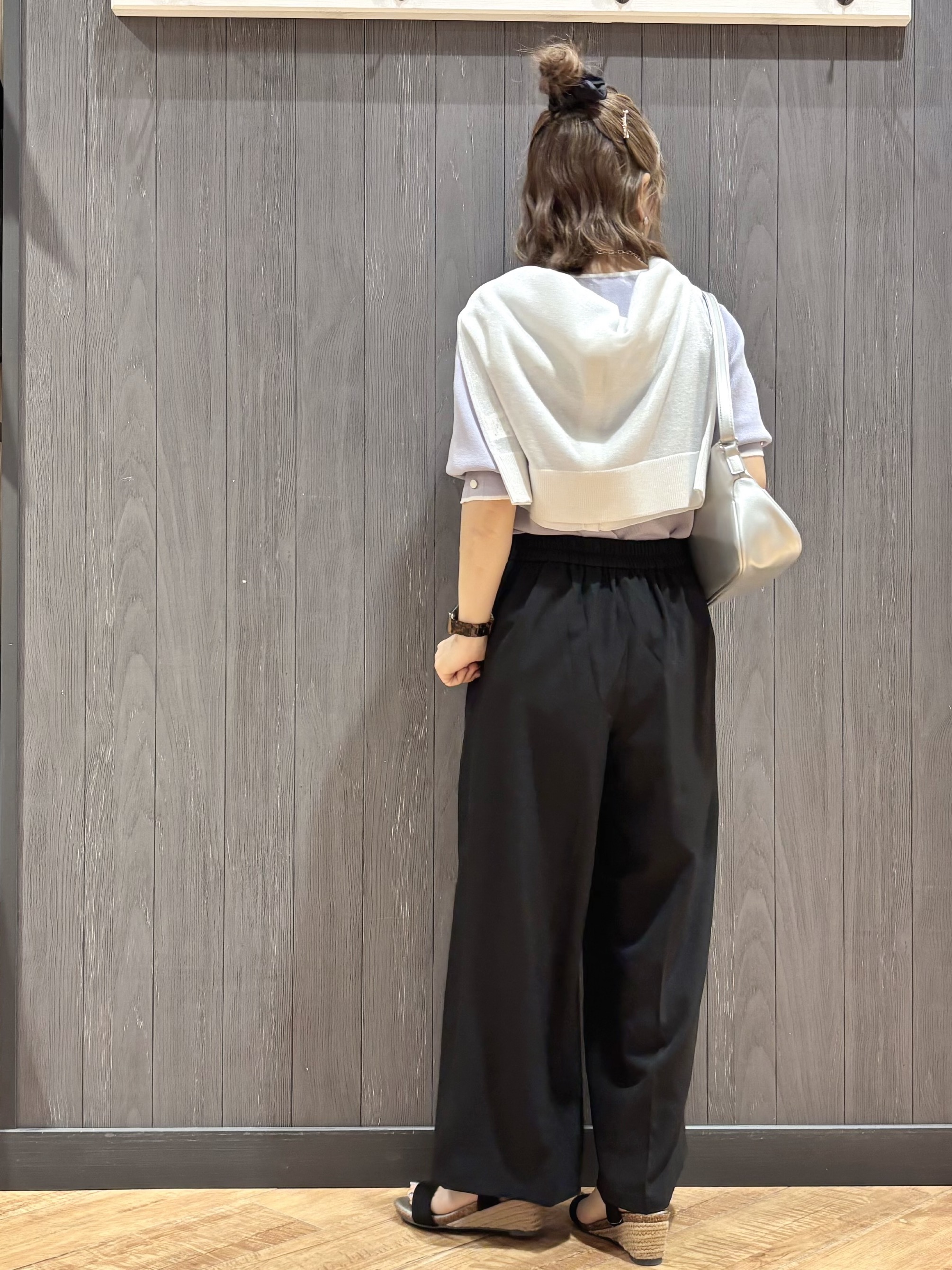 meiさんの「SHOO･LA･RUE｜【洗濯機可/UV/5分袖】ハートネックでお顔周りすっきり バイカラーニット」を使ったコーディネート