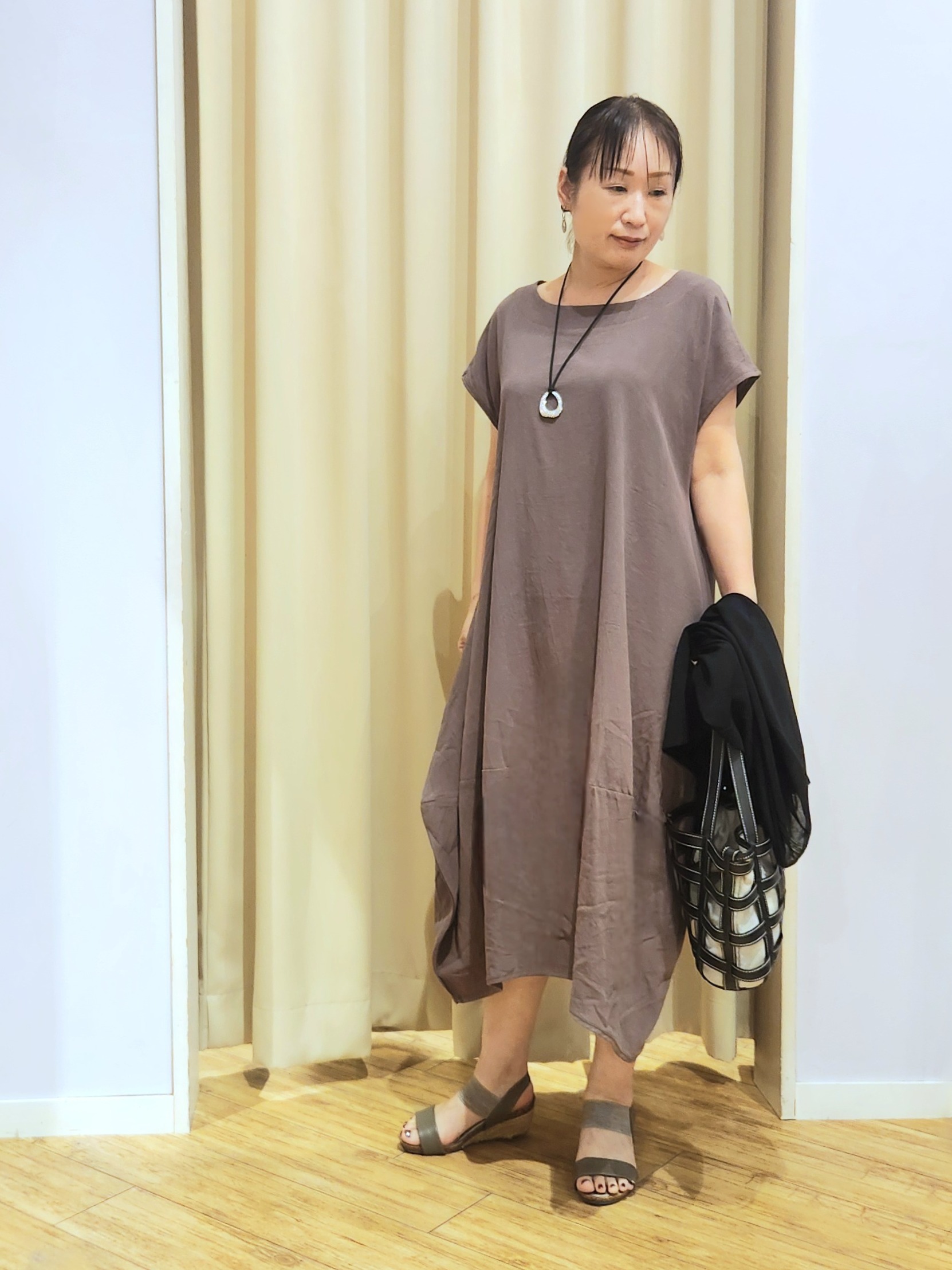 くまさんの「SHOO･LA･RUE｜【S-LL/洗濯機可/体型カバー】ふんわりラインが女性らしい コクーンワンピース」を使ったコーディネート