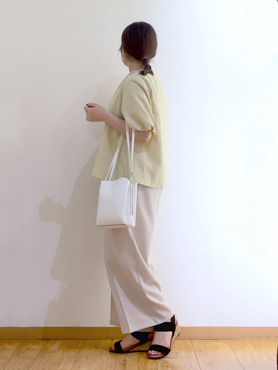 かのさんの「SHOO･LA･RUE｜【S-LL/洗濯機可】バルーンスリーブ　キーネックブラウス」を使ったコーディネート