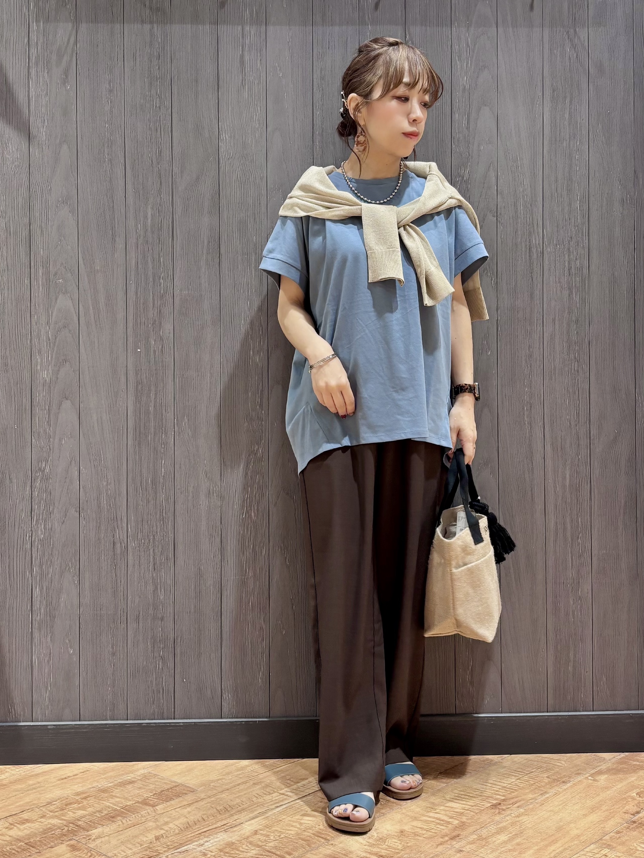 meiさんの「SHOO･LA･RUE｜【汗じみ防止/ひんやり/S-LL】インせず着られる 刺繍ロゴTシャツ」を使ったコーディネート