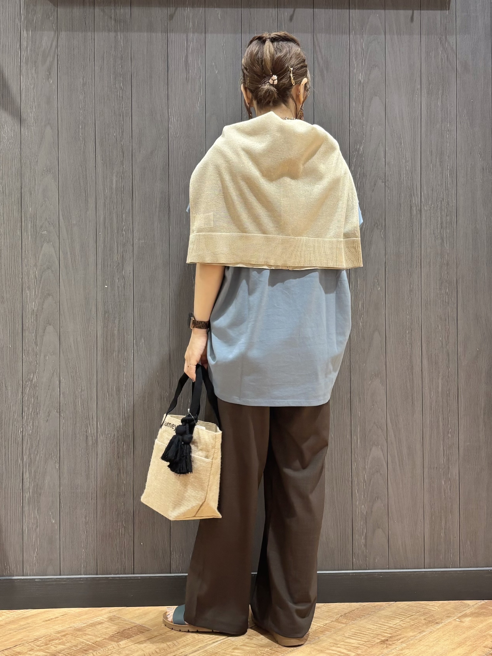 meiさんの「SHOO･LA･RUE｜【汗じみ防止/ひんやり/S-LL】インせず着られる 刺繍ロゴTシャツ」を使ったコーディネート