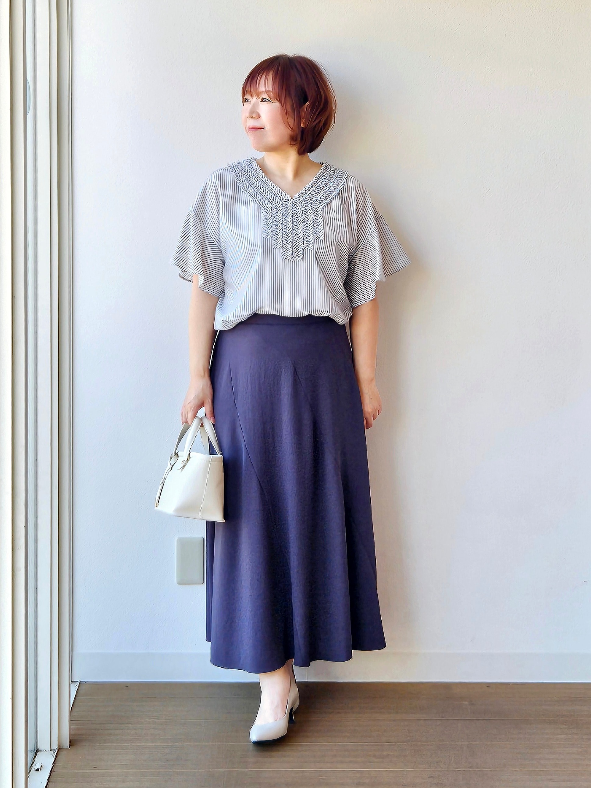 やじまさんの「UNTITLED｜【接触冷感/通気性/洗える】Vネックフリルブラウス」を使ったコーディネート