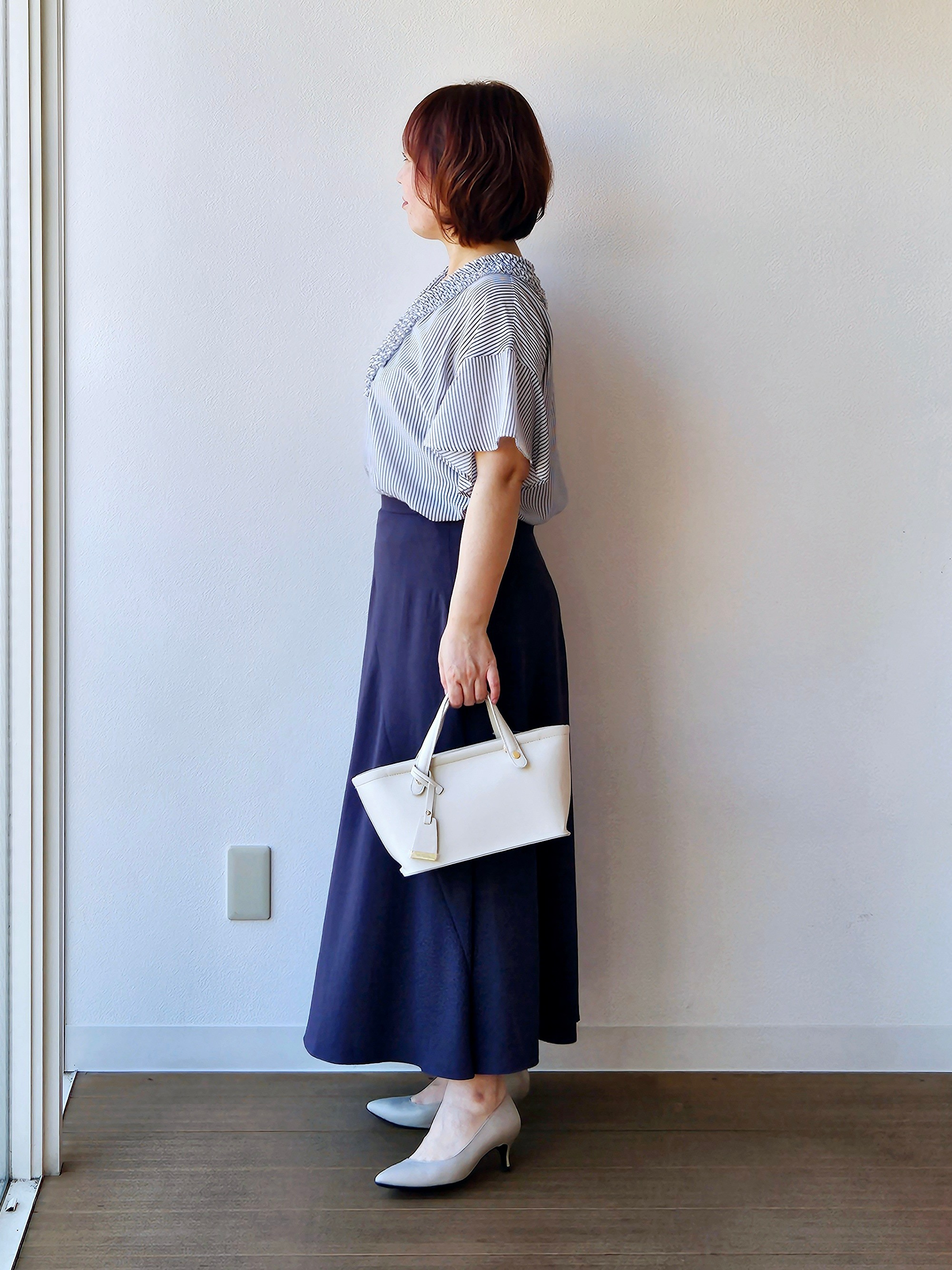 やじまさんの「UNTITLED｜【接触冷感/通気性/洗える】Vネックフリルブラウス」を使ったコーディネート