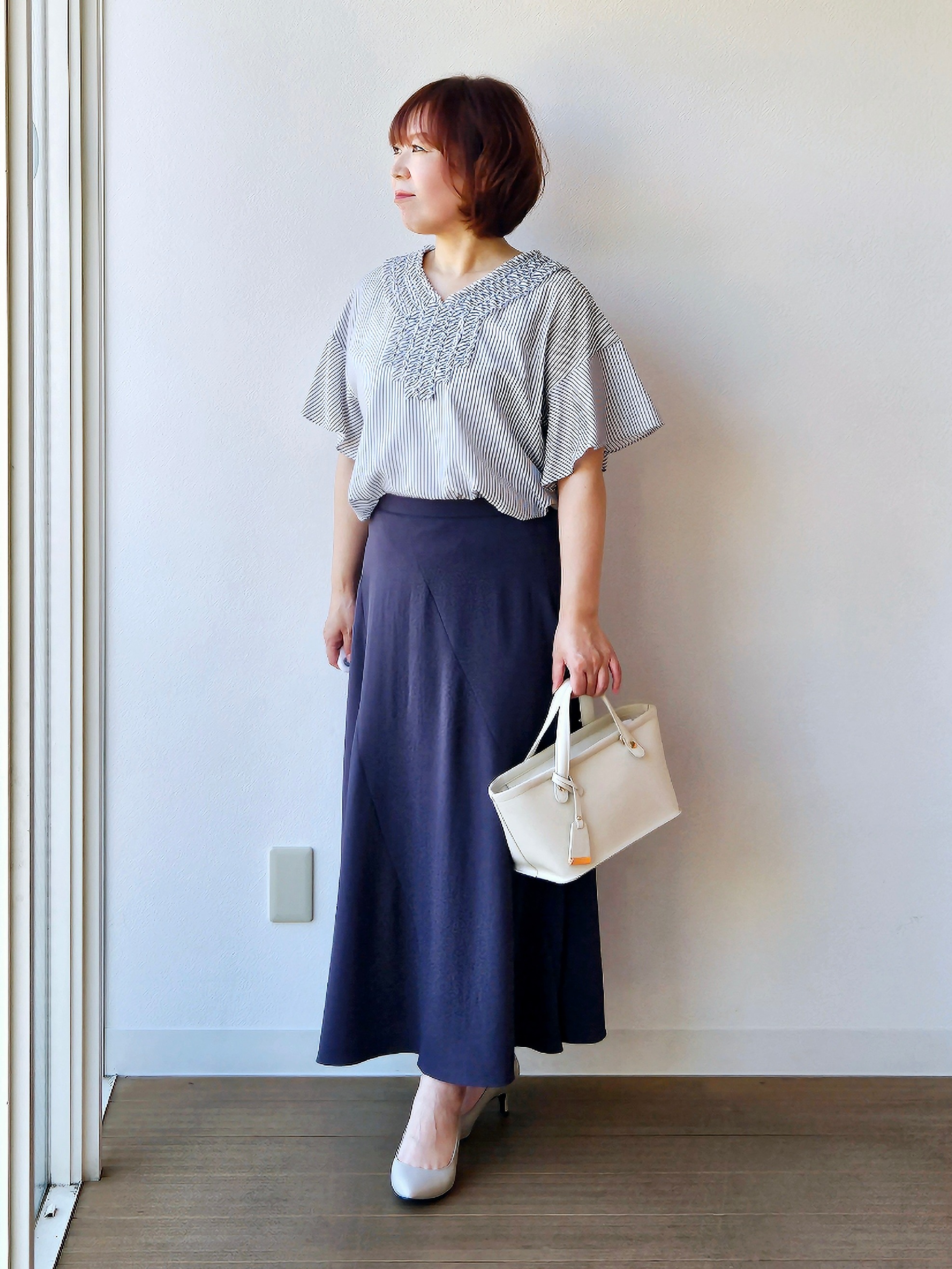 やじまさんの「UNTITLED｜【接触冷感/通気性/洗える】Vネックフリルブラウス」を使ったコーディネート