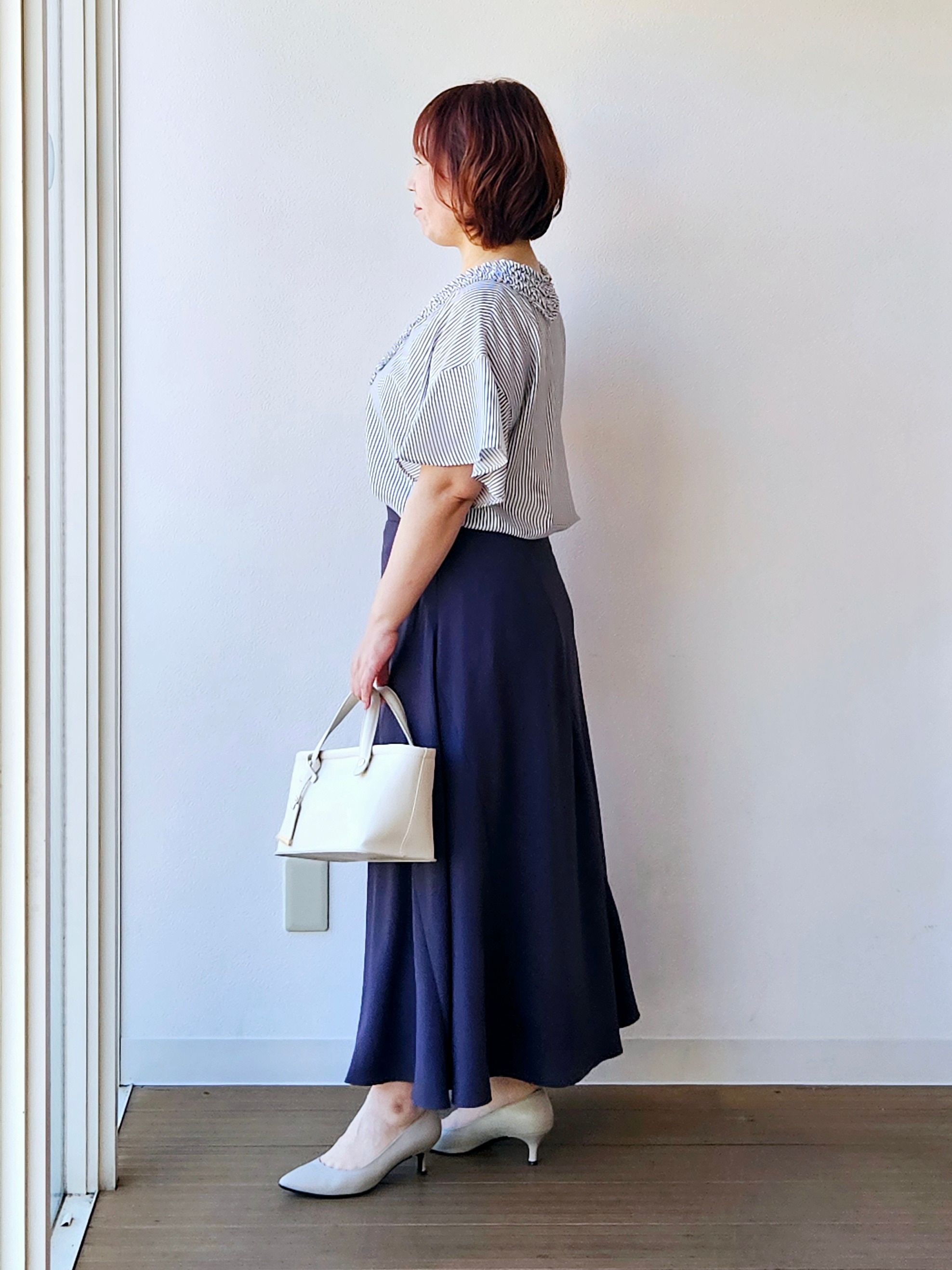 やじまさんの「UNTITLED｜【接触冷感/通気性/洗える】Vネックフリルブラウス」を使ったコーディネート