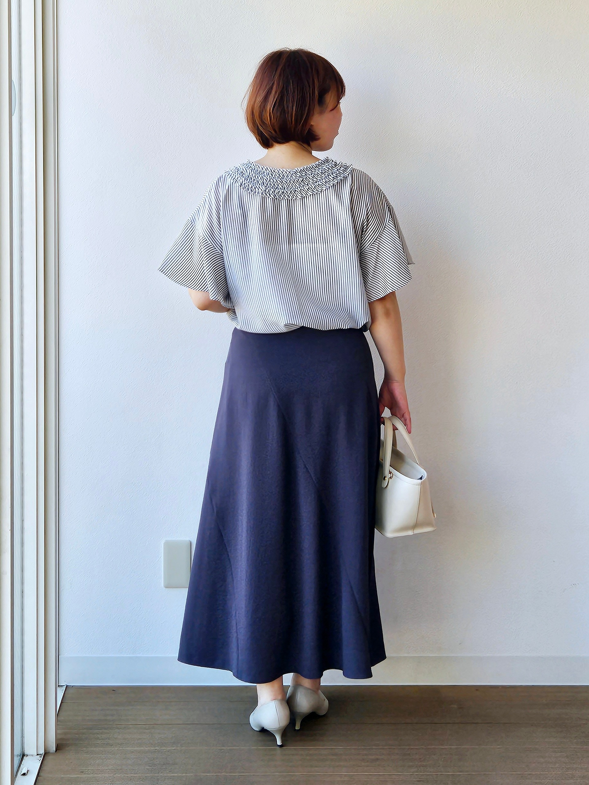 やじまさんの「UNTITLED｜【接触冷感/通気性/洗える】Vネックフリルブラウス」を使ったコーディネート