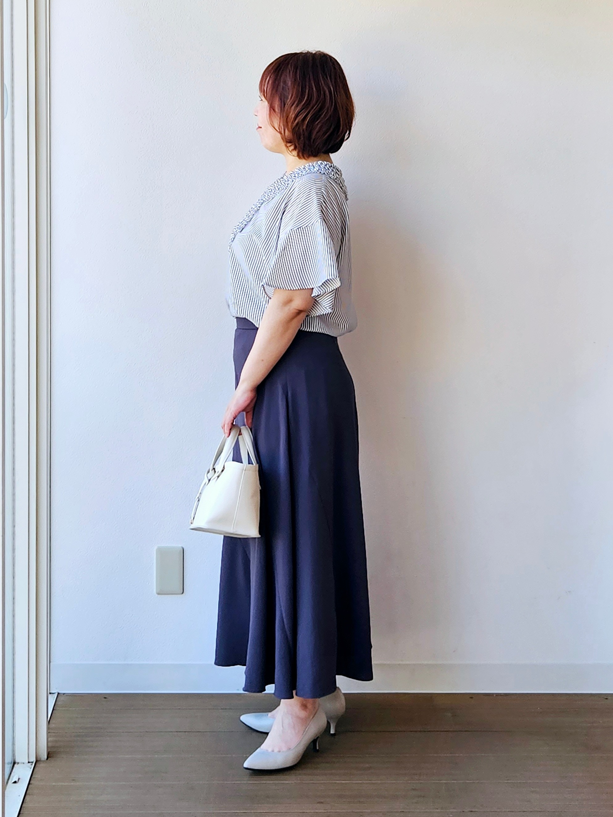やじまさんの「UNTITLED｜【接触冷感/通気性/洗える】Vネックフリルブラウス」を使ったコーディネート