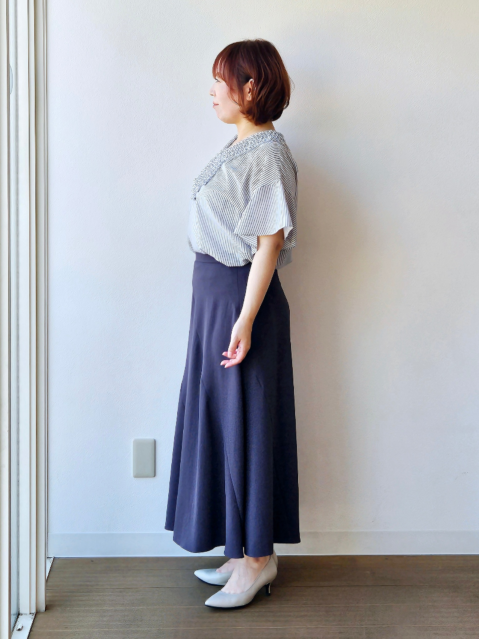 やじまさんの「UNTITLED｜【接触冷感/通気性/洗える】Vネックフリルブラウス」を使ったコーディネート