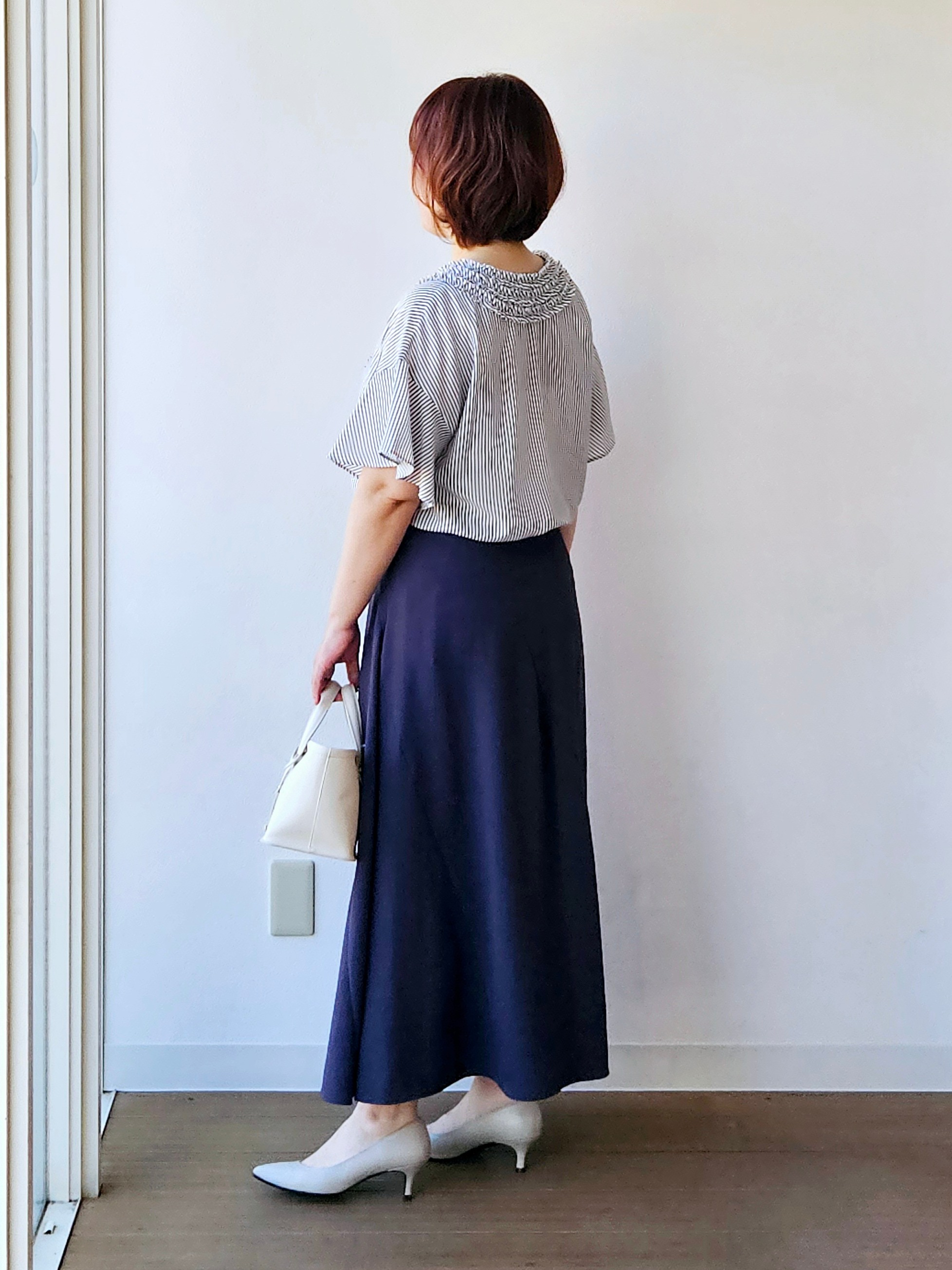 やじまさんの「UNTITLED｜【接触冷感/通気性/洗える】Vネックフリルブラウス」を使ったコーディネート