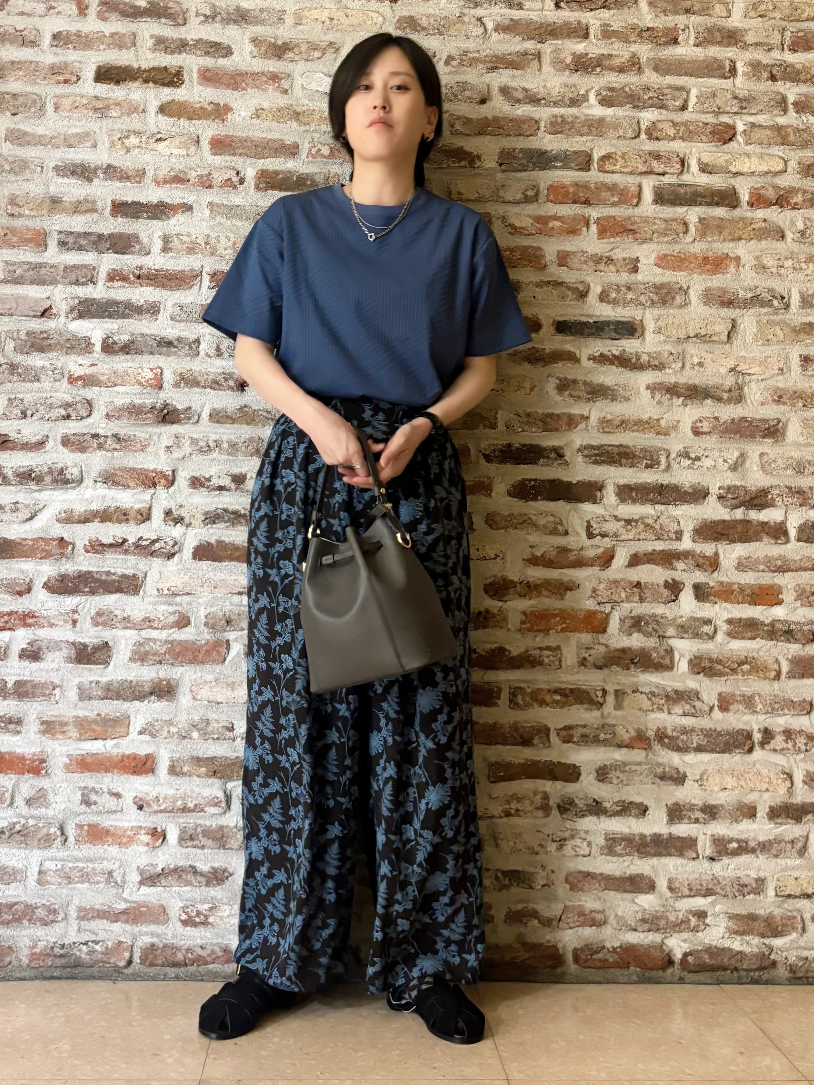 しばさんの「THE SHOP TK｜【無地だと少し物足りないという方へ】ジオメトリック柄 半袖Tシャツ 洗濯機OK」を使ったコーディネート