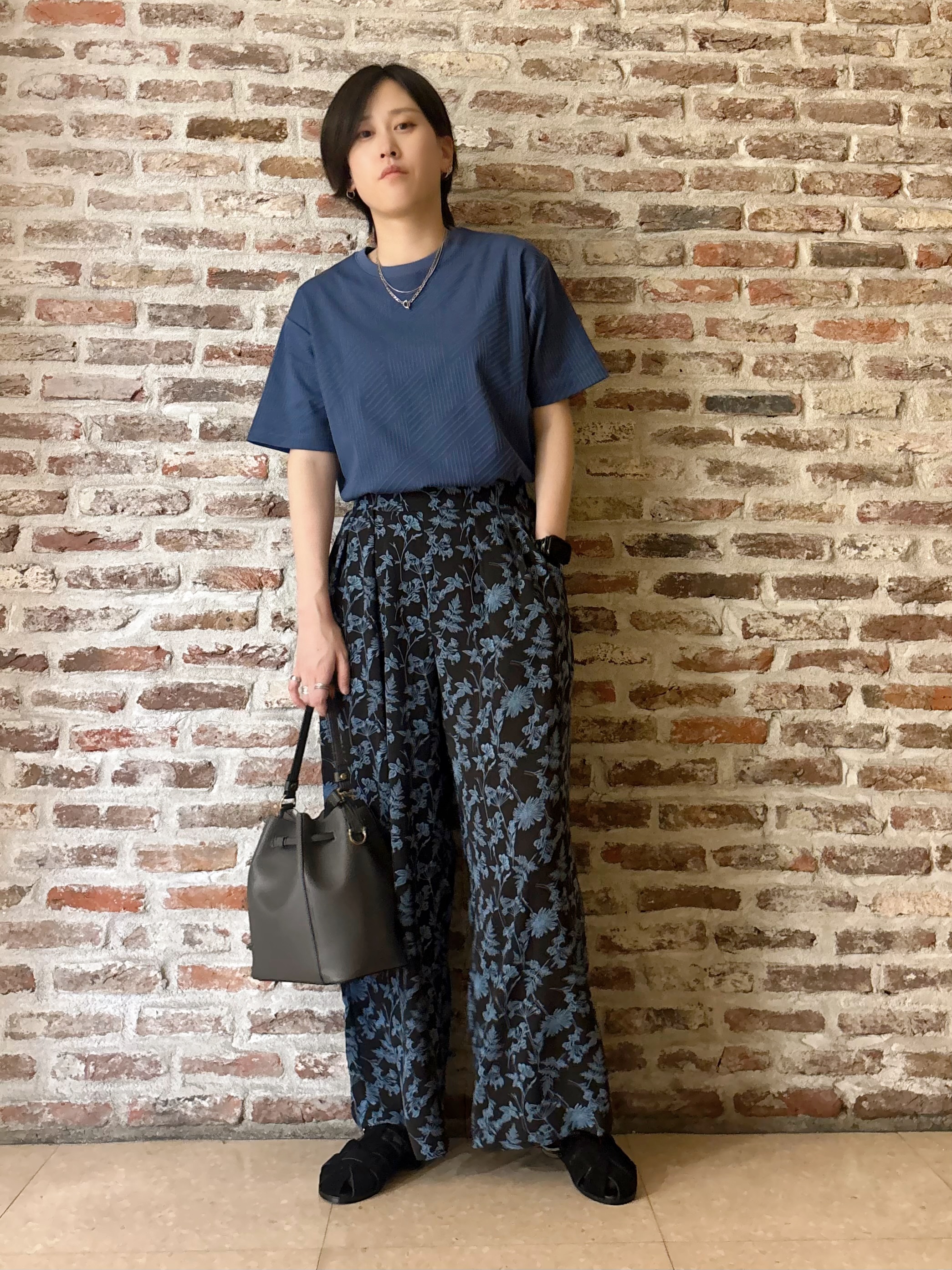 しばさんの「THE SHOP TK｜【無地だと少し物足りないという方へ】ジオメトリック柄 半袖Tシャツ 洗濯機OK」を使ったコーディネート
