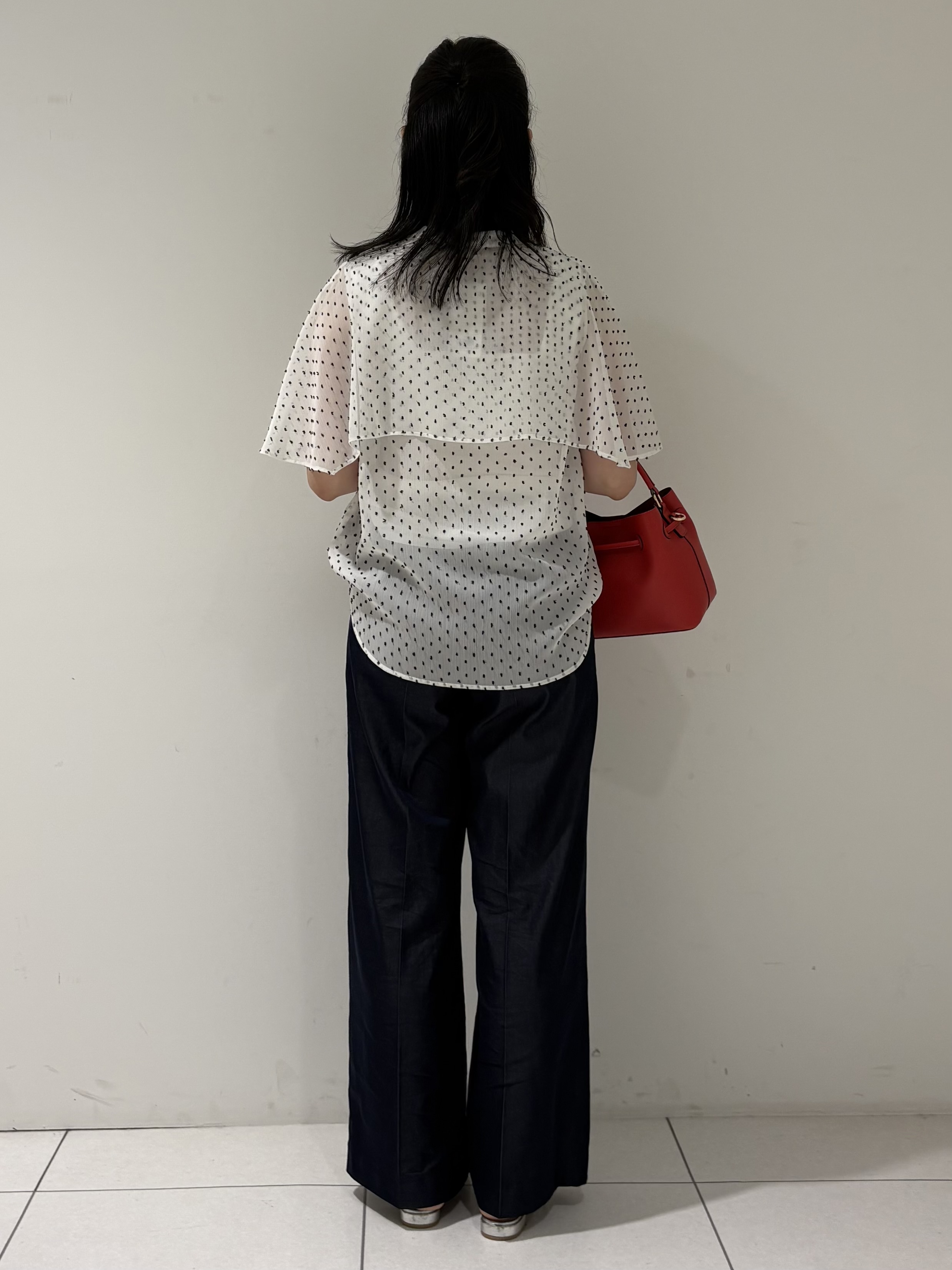 momokoさんの「INDIVI｜【洗える／ドットモチーフ】ケープスリーブブラウス」を使ったコーディネート