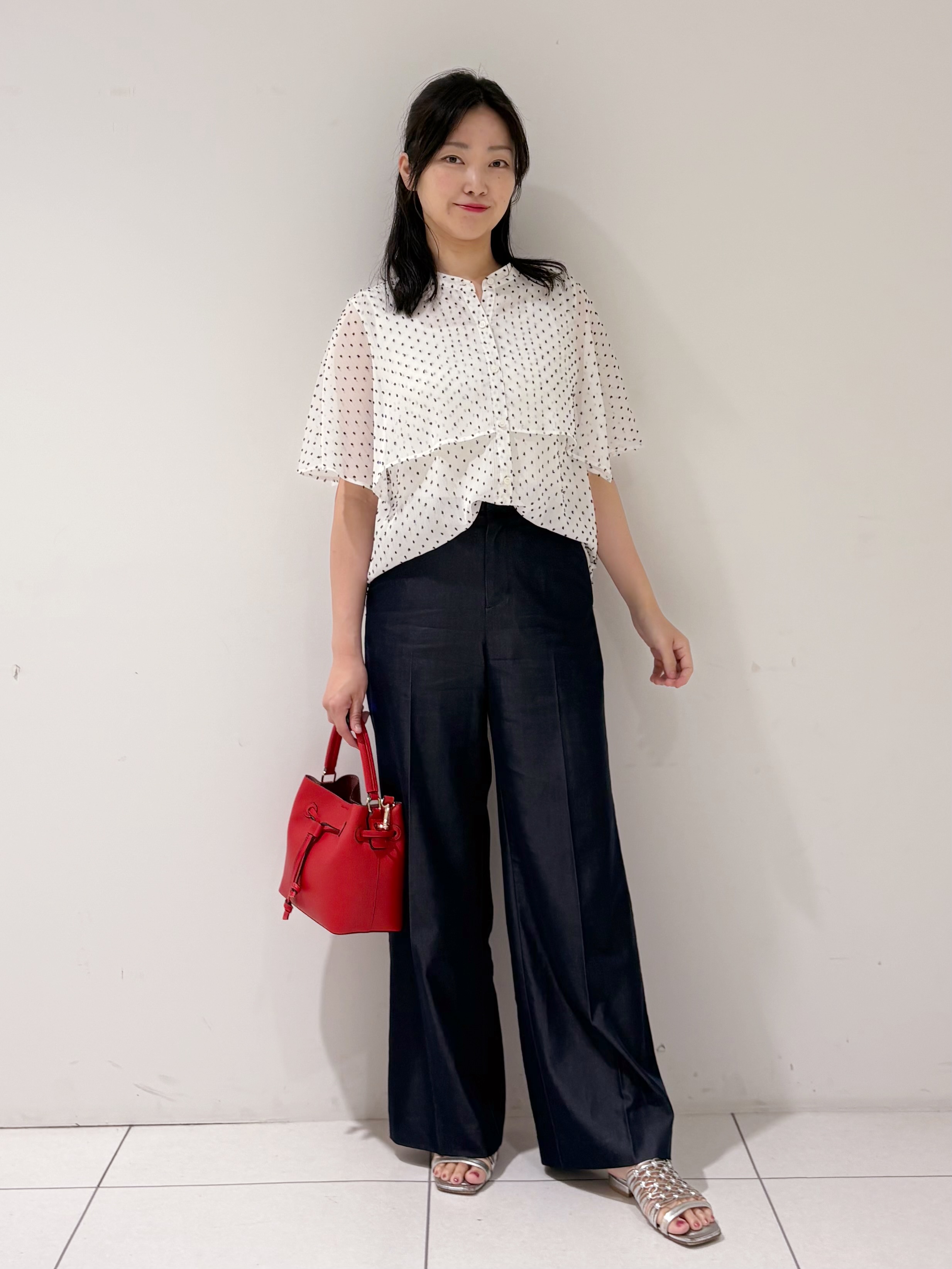 momokoさんの「INDIVI｜【洗える／ドットモチーフ】ケープスリーブブラウス」を使ったコーディネート