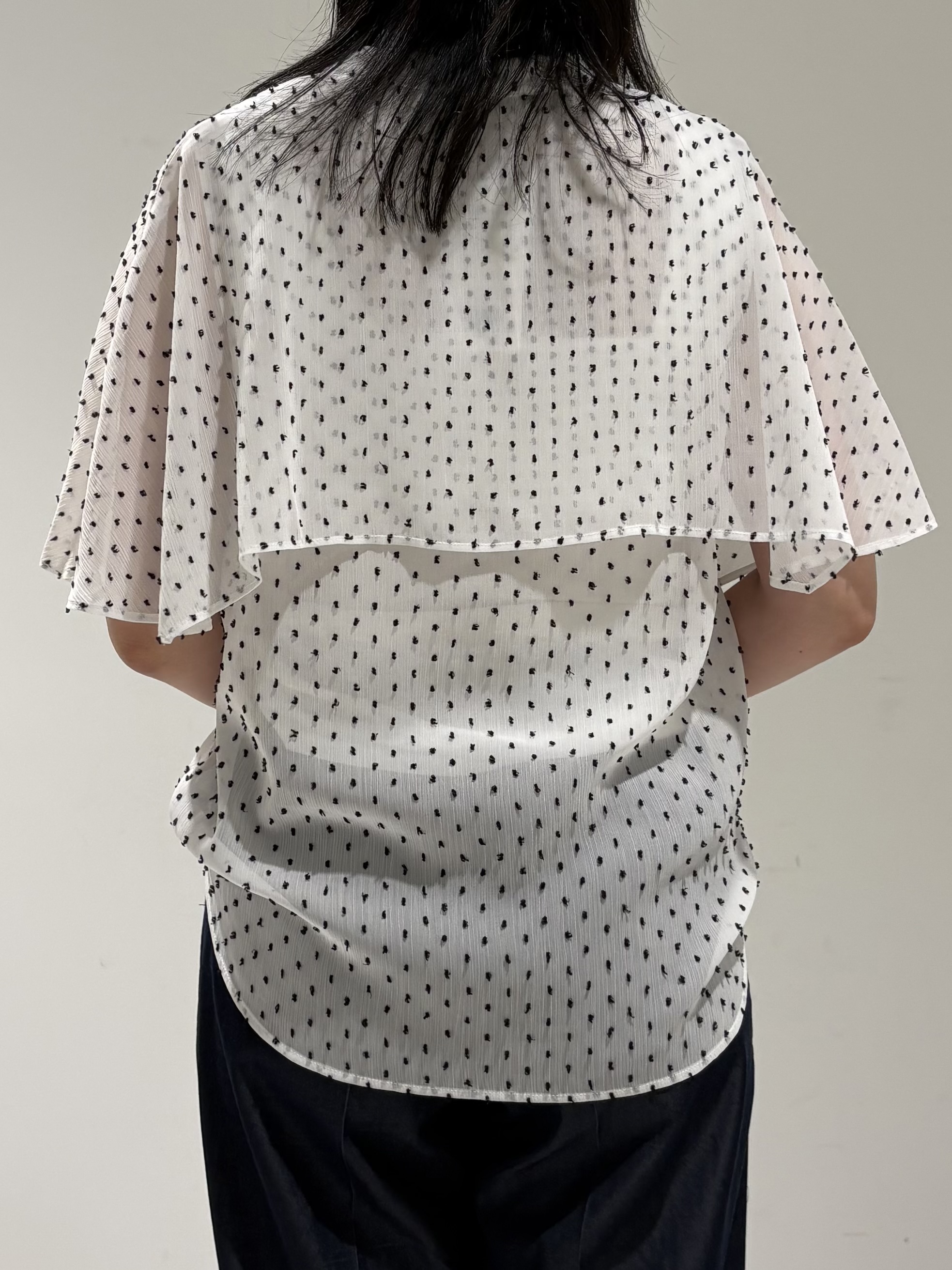 momokoさんの「INDIVI｜【洗える／ドットモチーフ】ケープスリーブブラウス」を使ったコーディネート