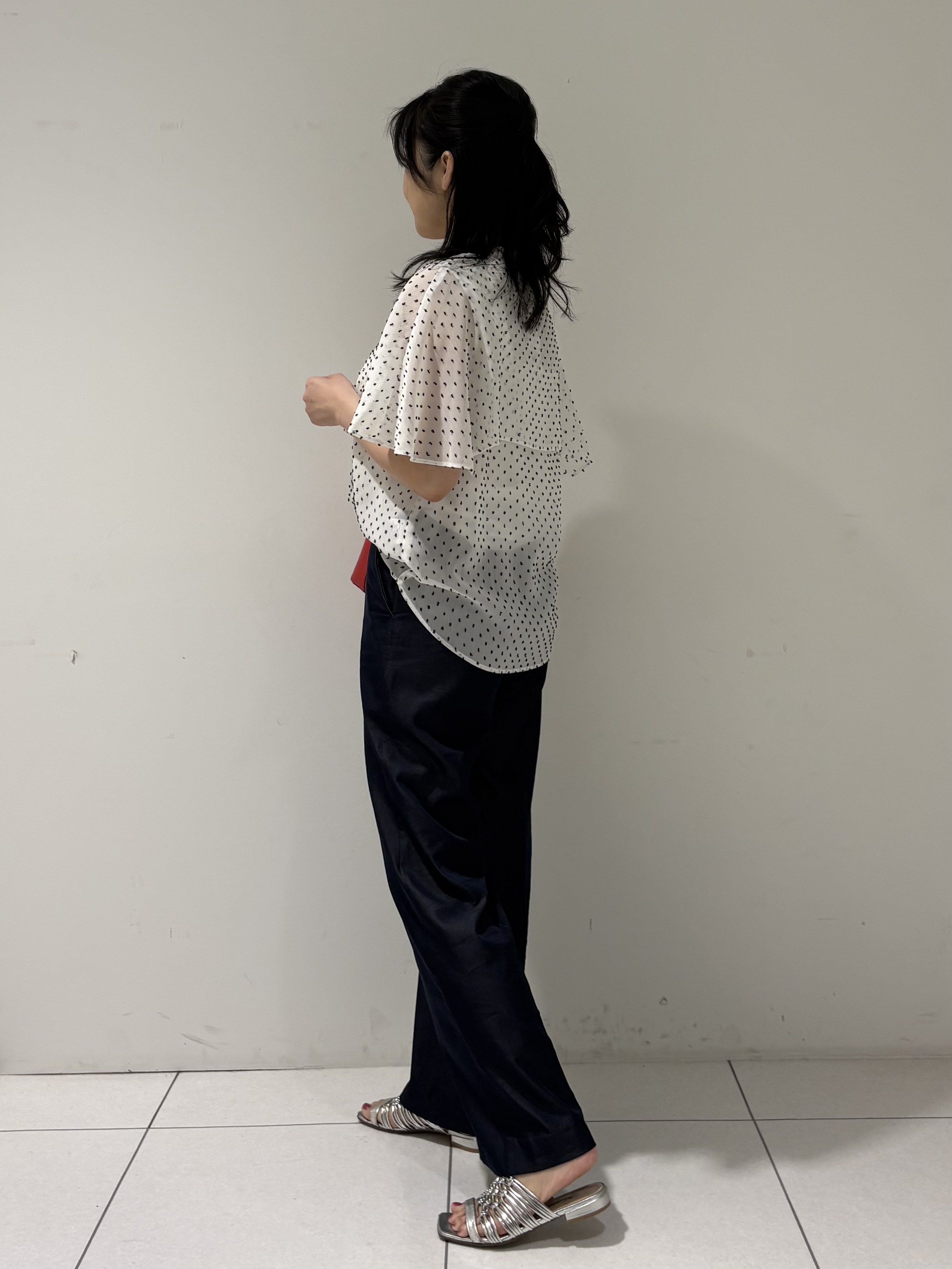 momokoさんの「INDIVI｜【洗える／ドットモチーフ】ケープスリーブブラウス」を使ったコーディネート