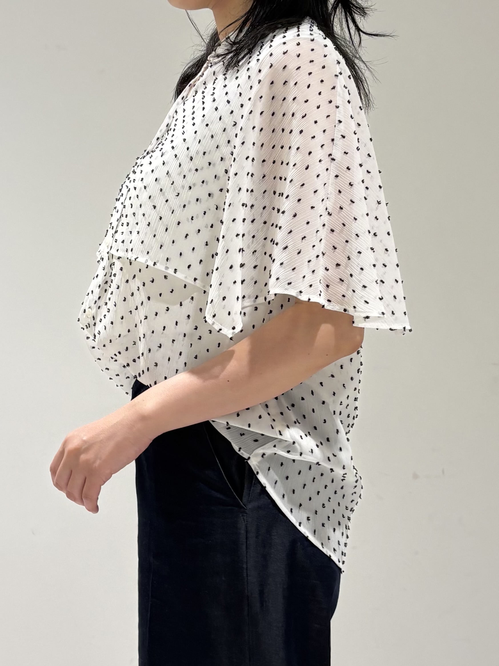 momokoさんの「INDIVI｜【洗える／ドットモチーフ】ケープスリーブブラウス」を使ったコーディネート