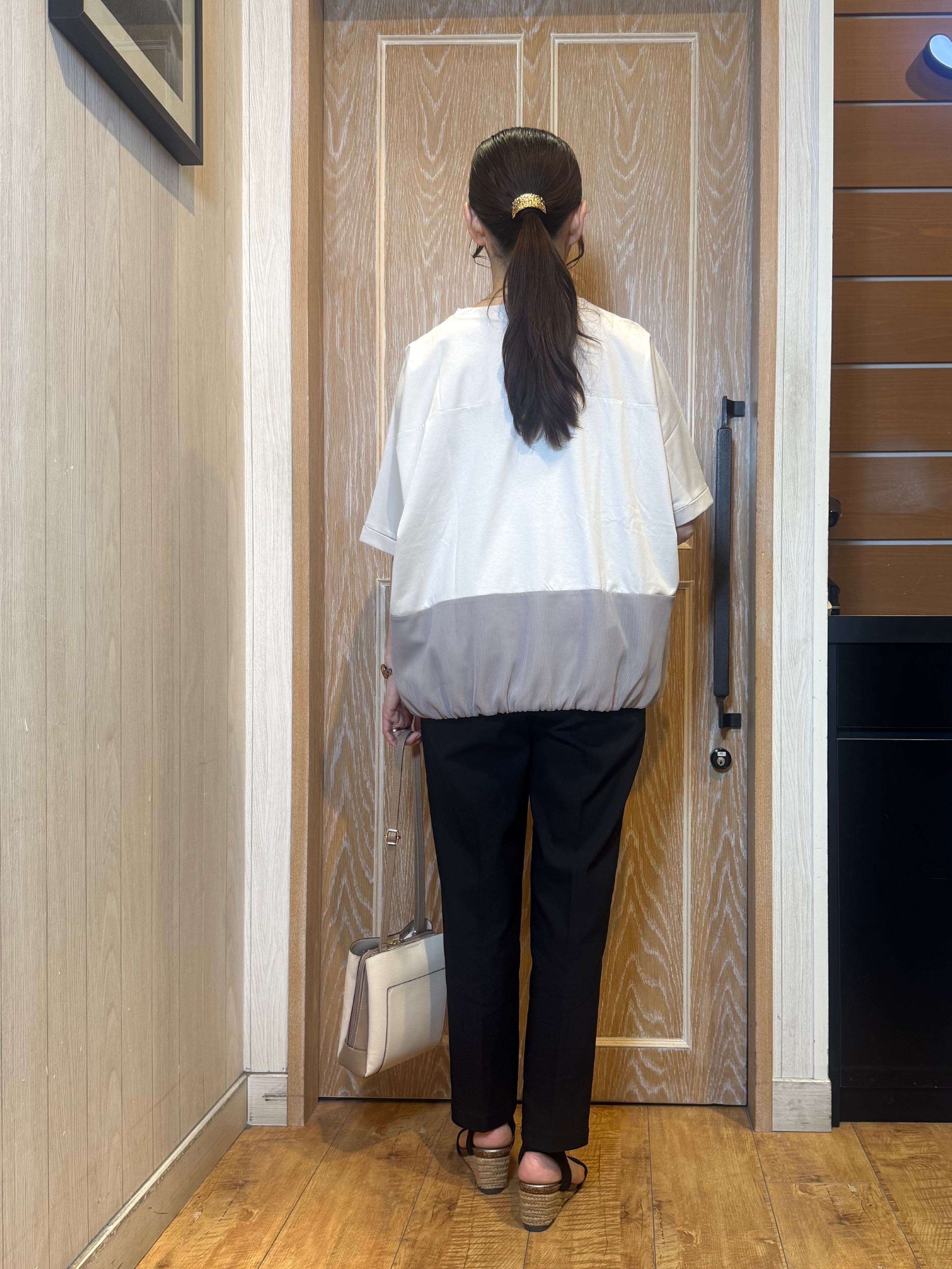 KAORIさんの「SHOO･LA･RUE｜【洗濯機可/体型カバー】インしないで着られる 裾配色ゆったりバルーントップス」を使ったコーディネート