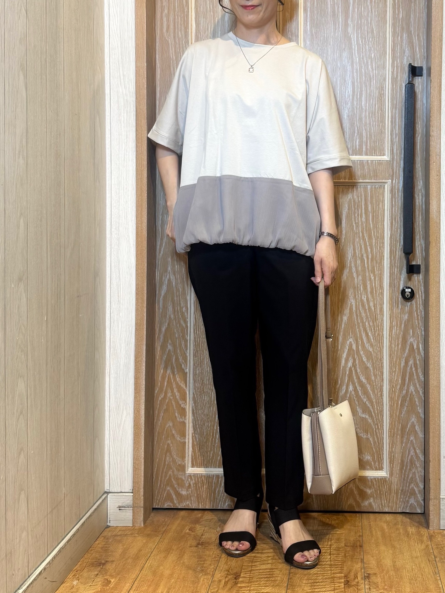 KAORIさんの「SHOO･LA･RUE｜【洗濯機可/体型カバー】インしないで着られる 裾配色ゆったりバルーントップス」を使ったコーディネート