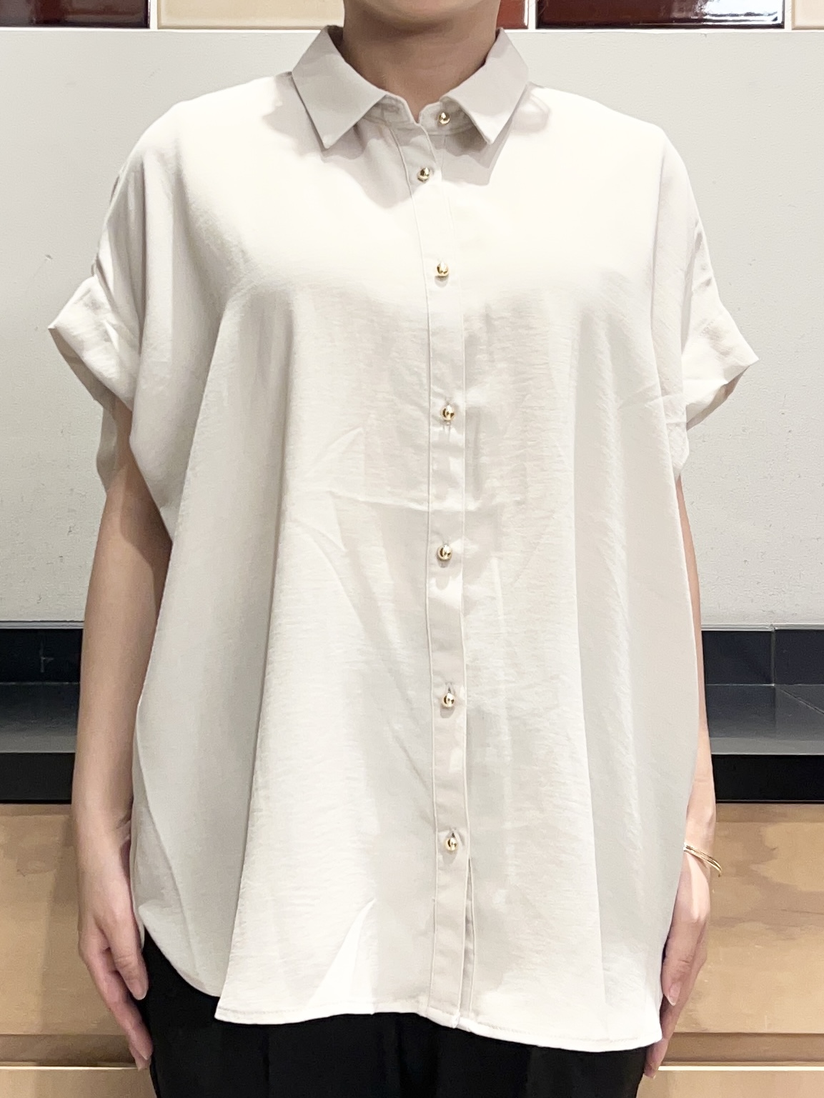 かのさんの「THE SHOP TK｜【ひんやり/防しわ/UV/吸水速乾】襟付き フレンチスリーブシャツ」を使ったコーディネート