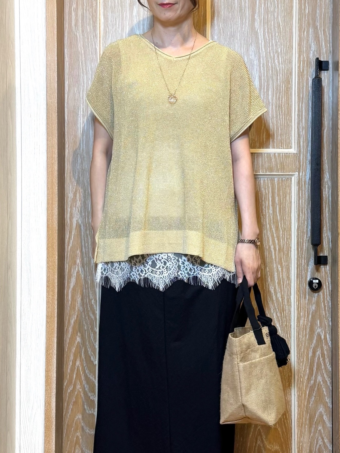KAORIさんの「SHOO･LA･RUE｜【2点セット/前後2WAY/洗濯機可/S-LL】体型カバーも叶う ラメ畦ニット+タンクトップ」を使ったコーディネート