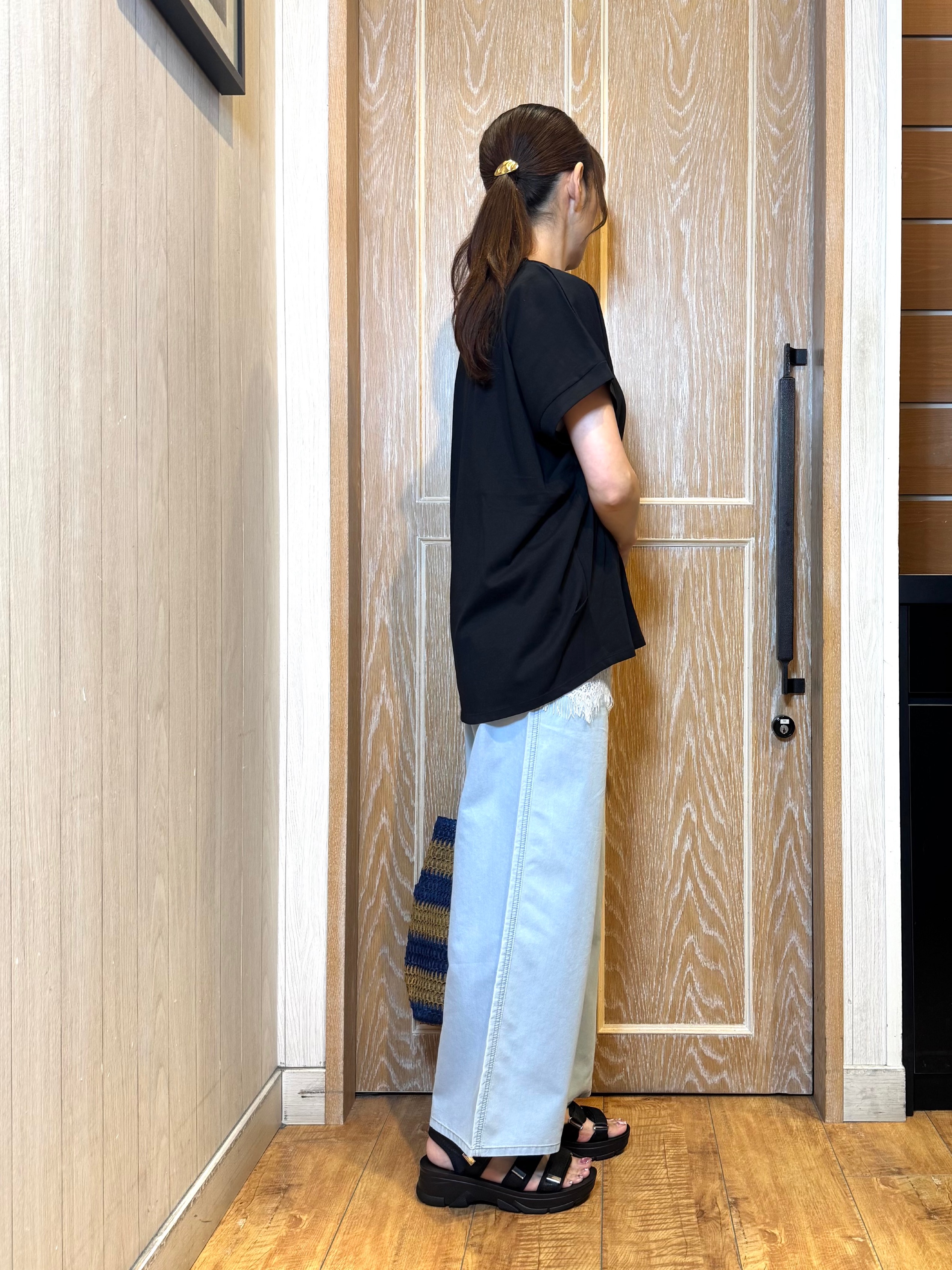 KAORIさんの「SHOO･LA･RUE｜【汗じみ防止/ひんやり/S-LL】インせず着られる 刺繍ロゴTシャツ」を使ったコーディネート
