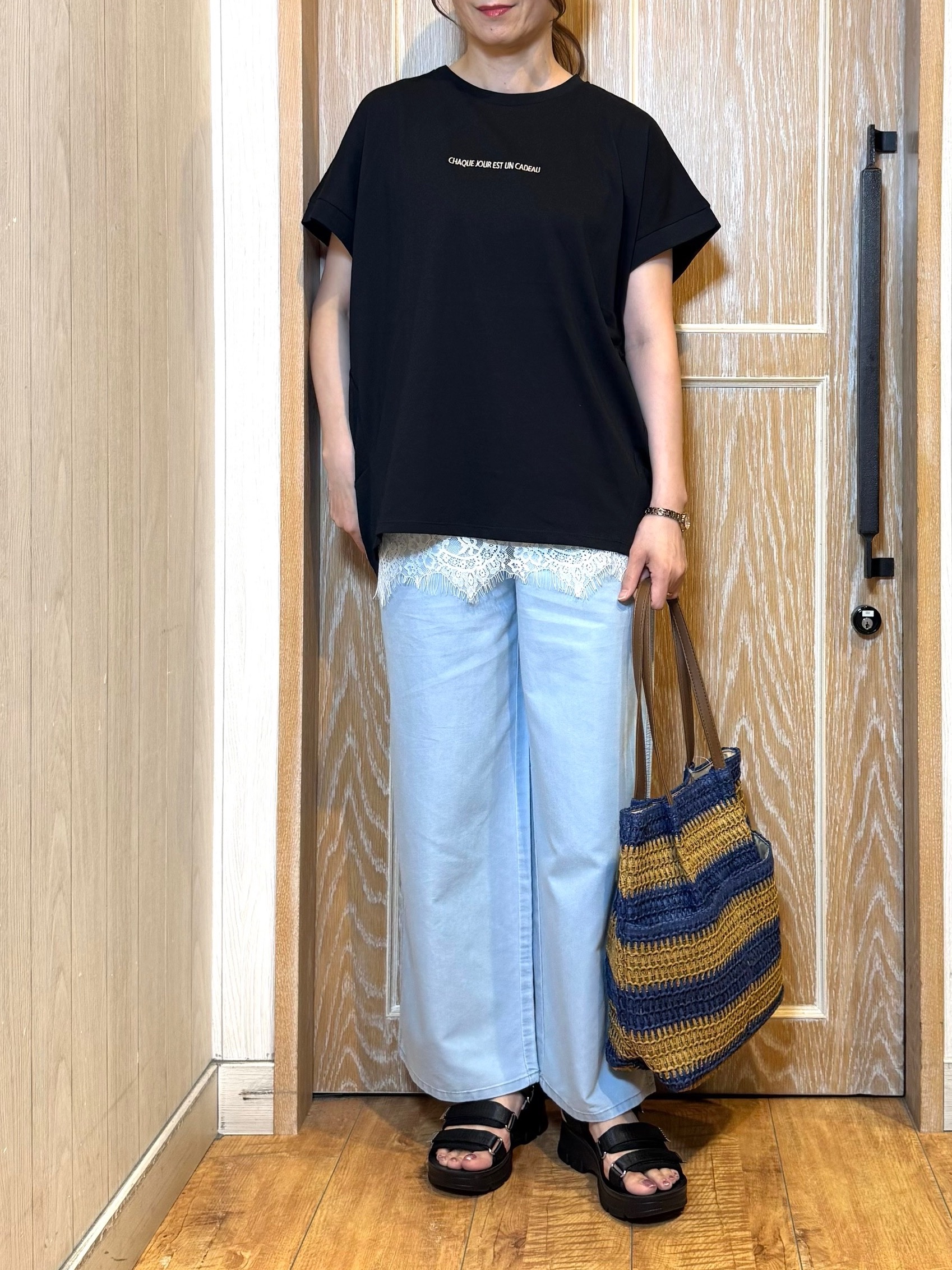 KAORIさんの「SHOO･LA･RUE｜【汗じみ防止/ひんやり/S-LL】インせず着られる 刺繍ロゴTシャツ」を使ったコーディネート