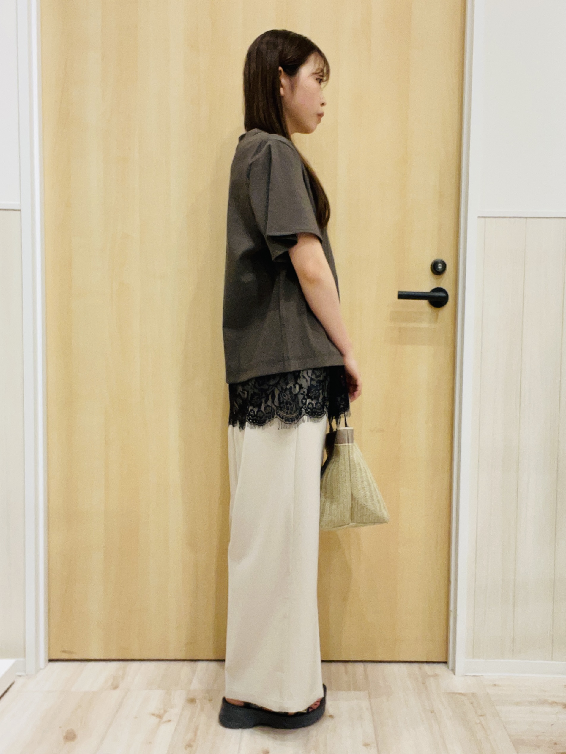minamiさんの「SHOO･LA･RUE｜【S-LL/洗濯機可】軽凛(かろりん)ひんやり スキッパー裾レースブラウス」を使ったコーディネート
