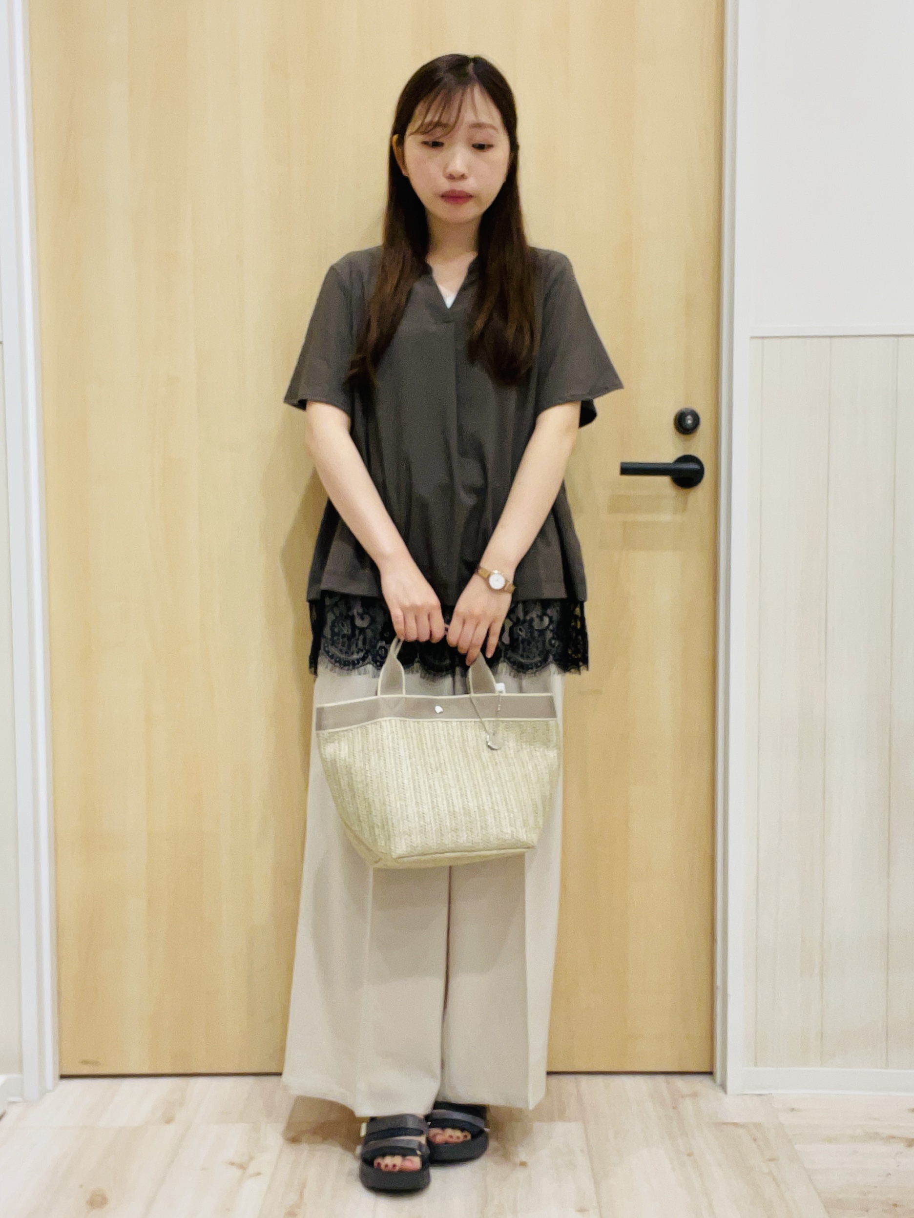minamiさんの「SHOO･LA･RUE｜【S-LL/洗濯機可】軽凛(かろりん)ひんやり スキッパー裾レースブラウス」を使ったコーディネート