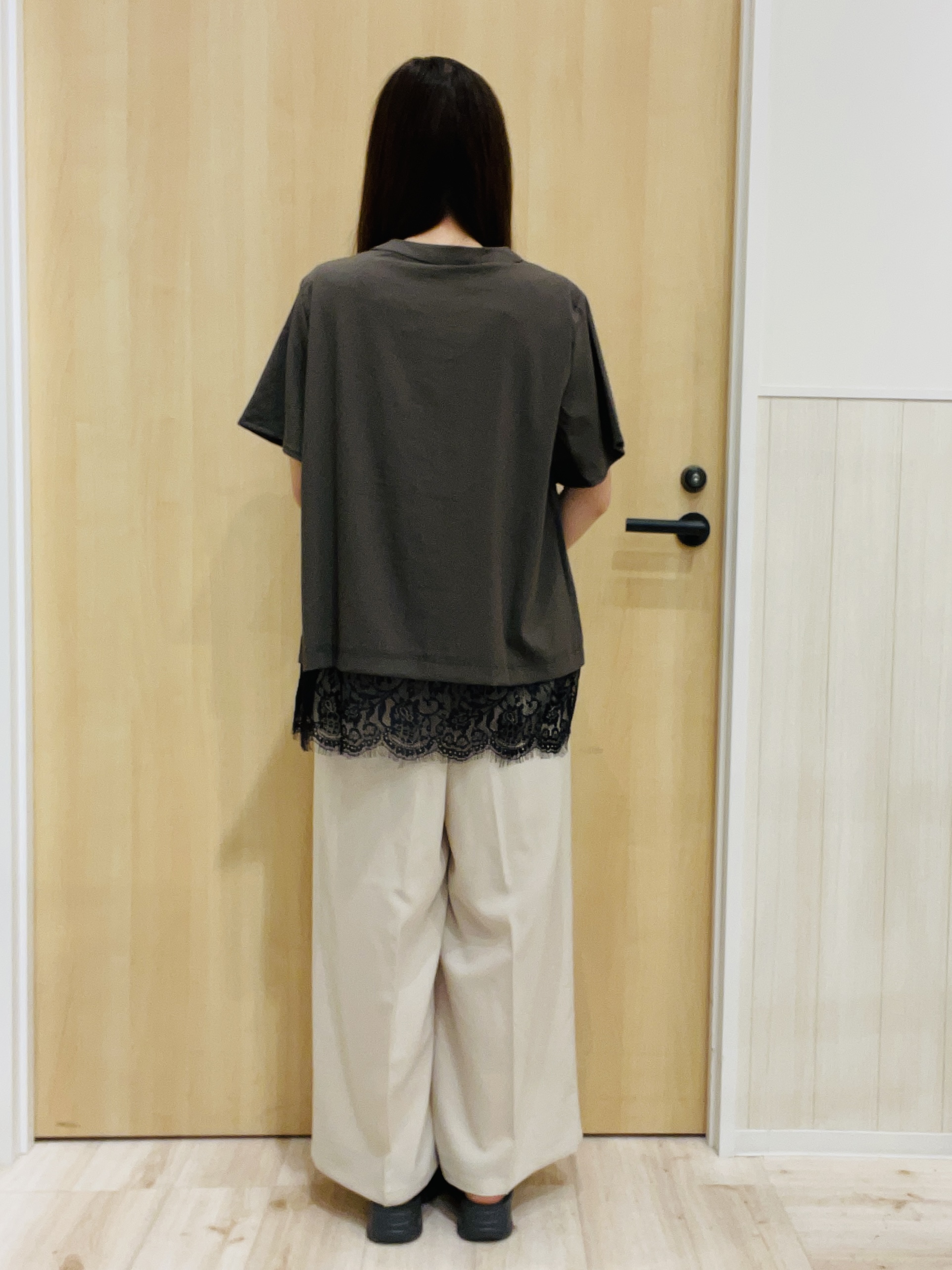 minamiさんの「SHOO･LA･RUE｜【S-LL/洗濯機可】軽凛(かろりん)ひんやり スキッパー裾レースブラウス」を使ったコーディネート