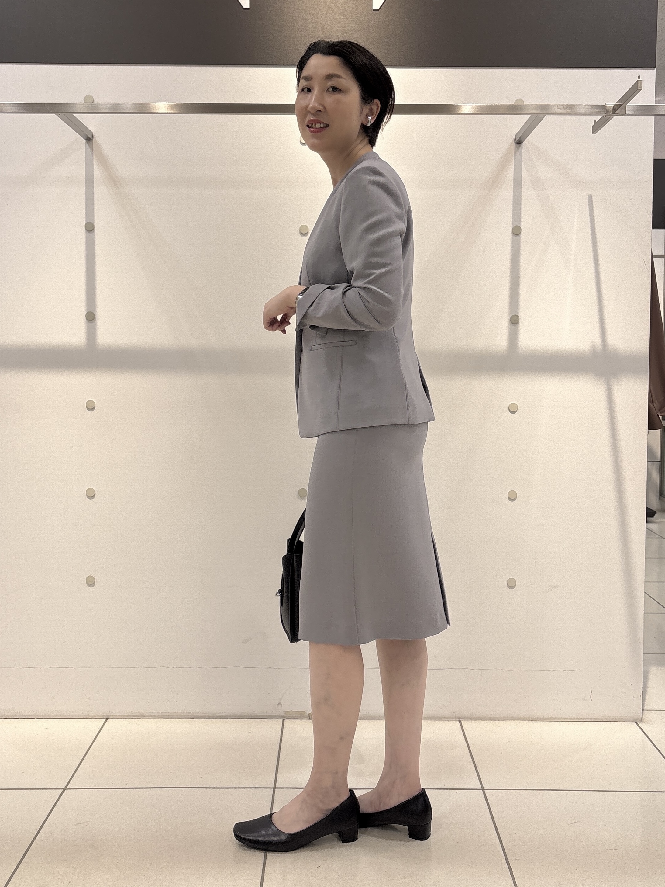 yuriさんの「INDIVI｜【洗える／UVケア】幾何学柄＆無地 タックVネック 半袖ブラウス」を使ったコーディネート