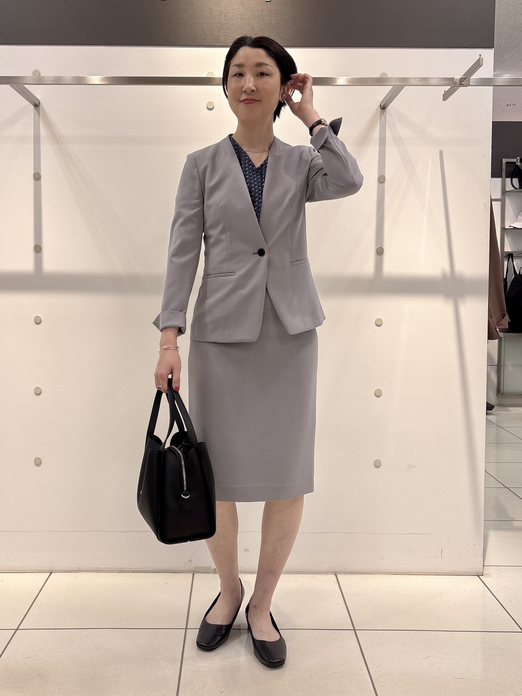 yuriさんの「INDIVI｜【洗える／UVケア】幾何学柄＆無地 タックVネック 半袖ブラウス」を使ったコーディネート